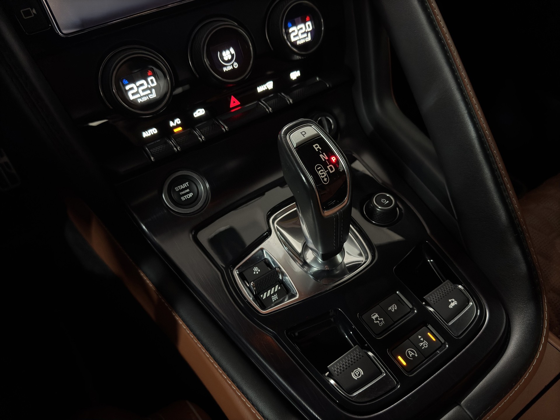 JAGUAR F-Type Convertible 5.0 V8 SVR AWD Automatik "Performance"-image-19