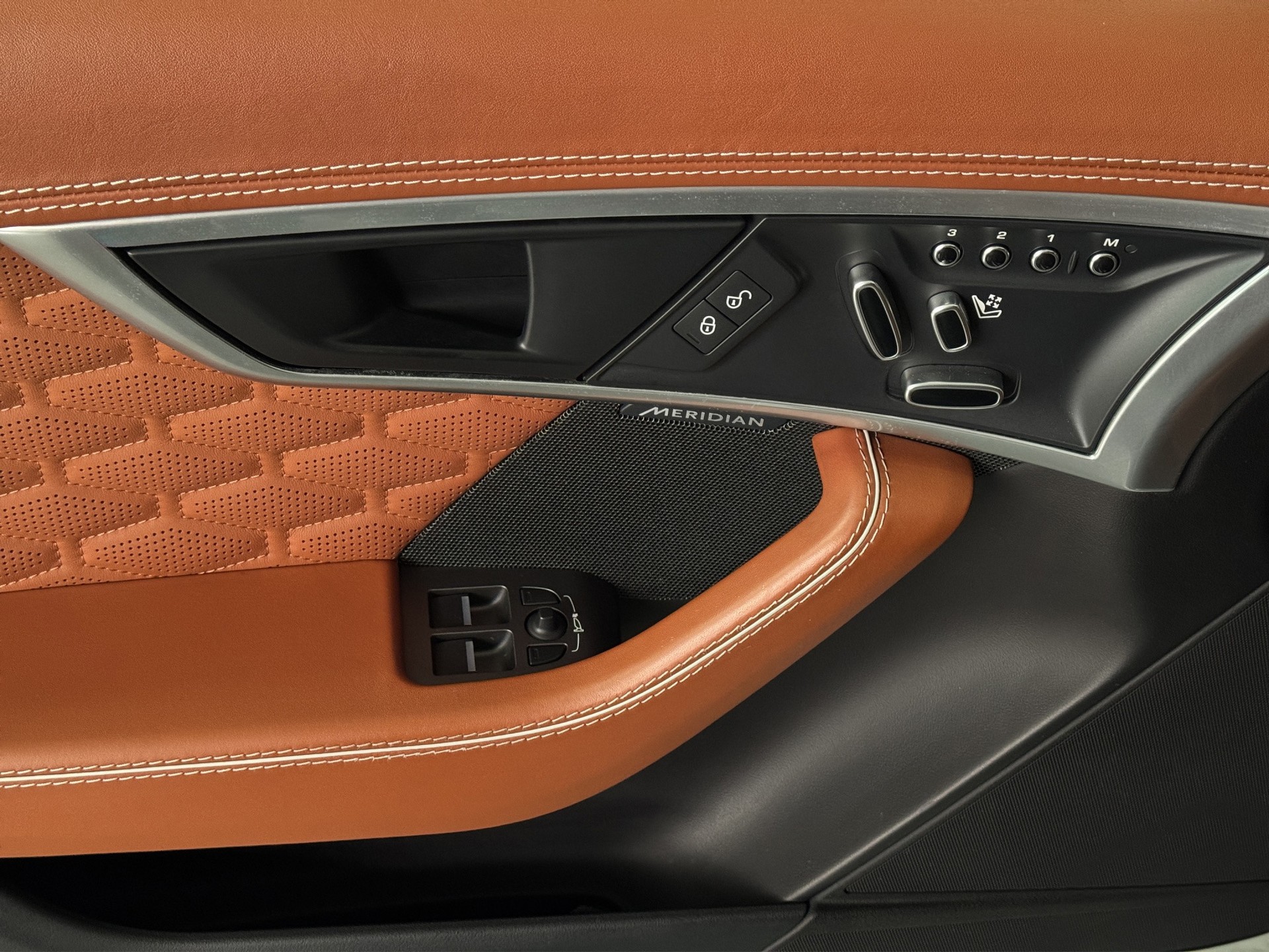 JAGUAR F-Type Convertible 5.0 V8 SVR AWD Automatik "Performance"-image-12