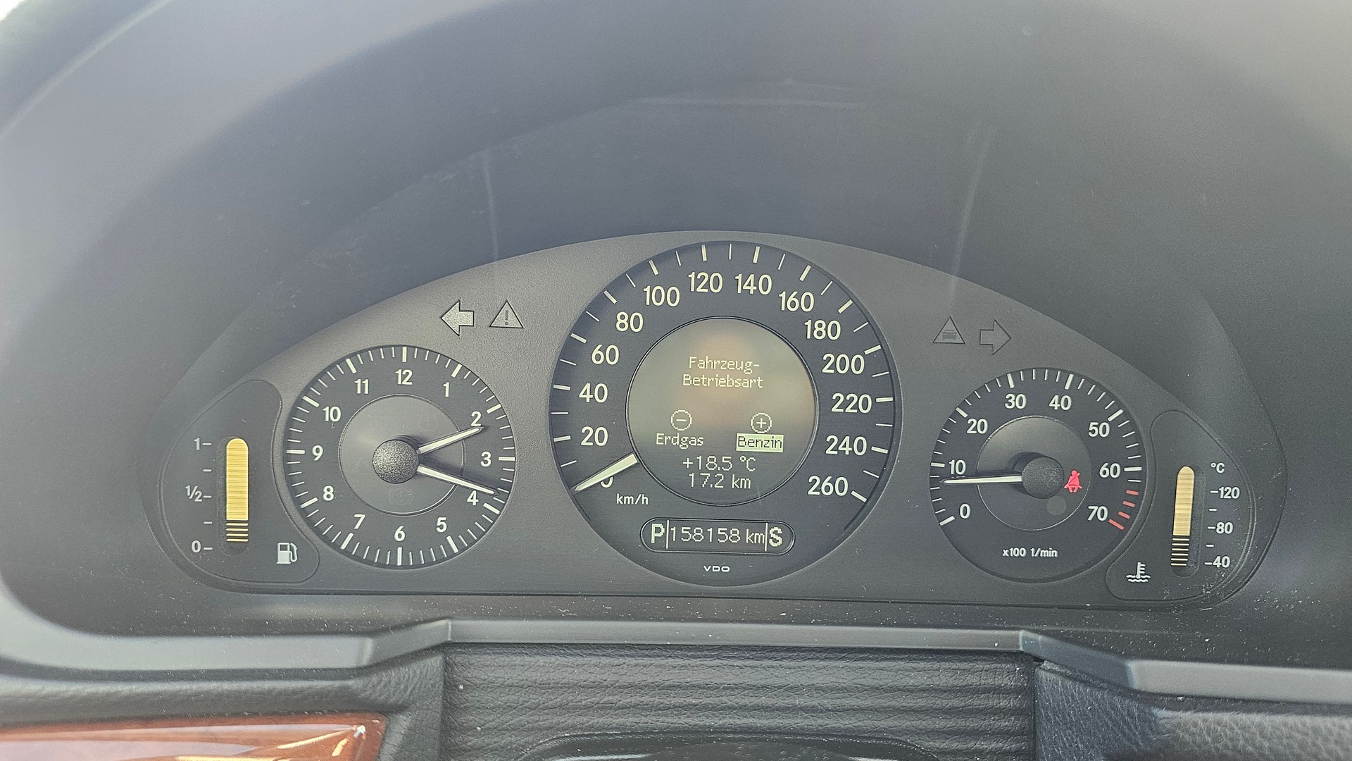 MERCEDES-BENZ E 200 Kompressor NGT Classic Automatic-image-9