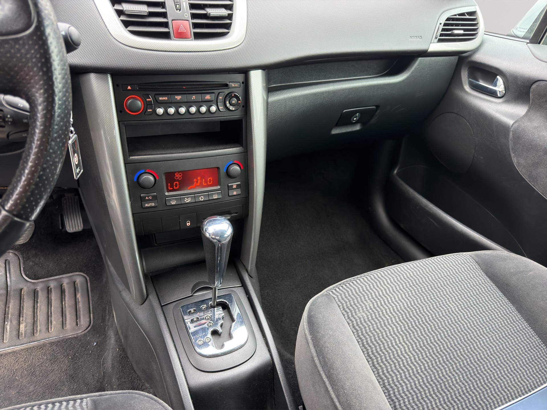 PEUGEOT 207 1.6 16V XS Automatic-image-10