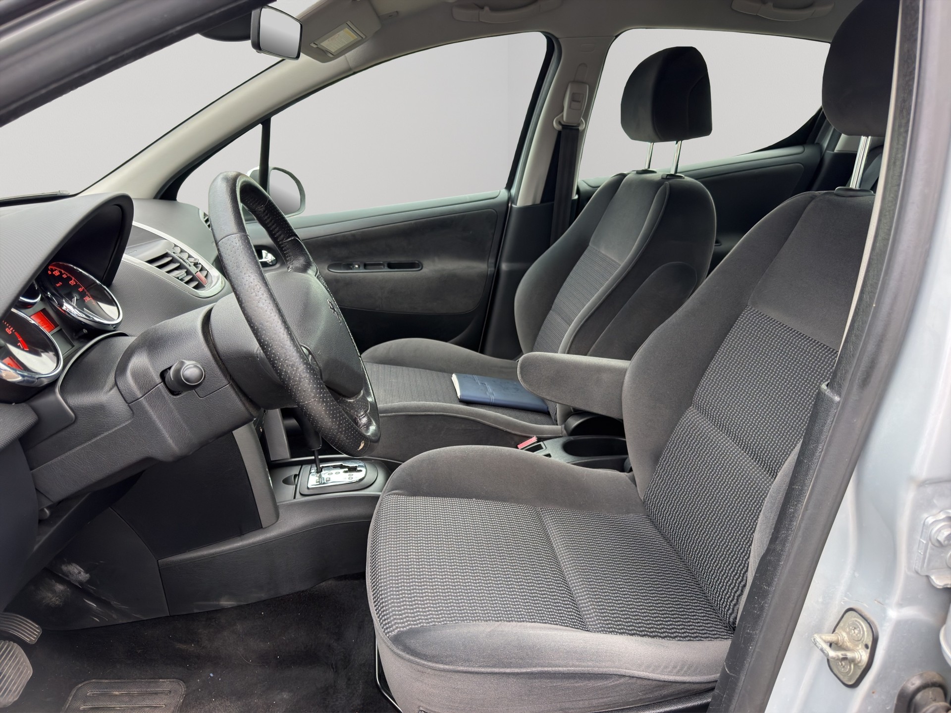PEUGEOT 207 1.6 16V XS Automatic-image-9