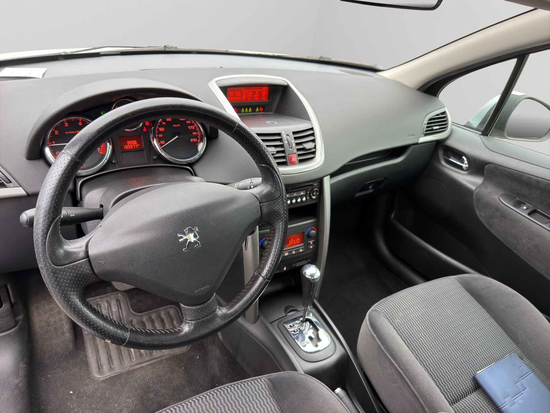 PEUGEOT 207 1.6 16V XS Automatic-image-8