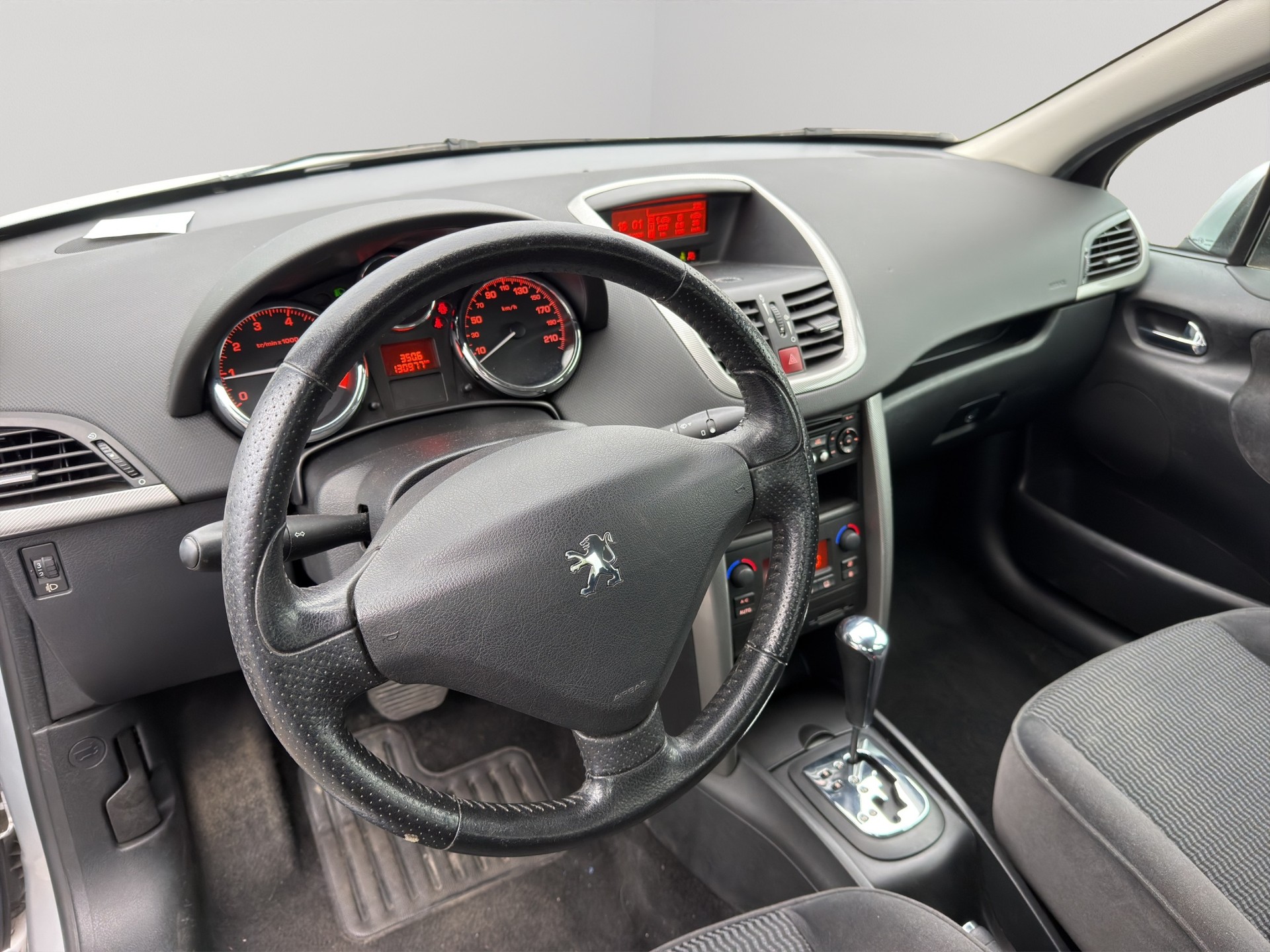 PEUGEOT 207 1.6 16V XS Automatic-image-12