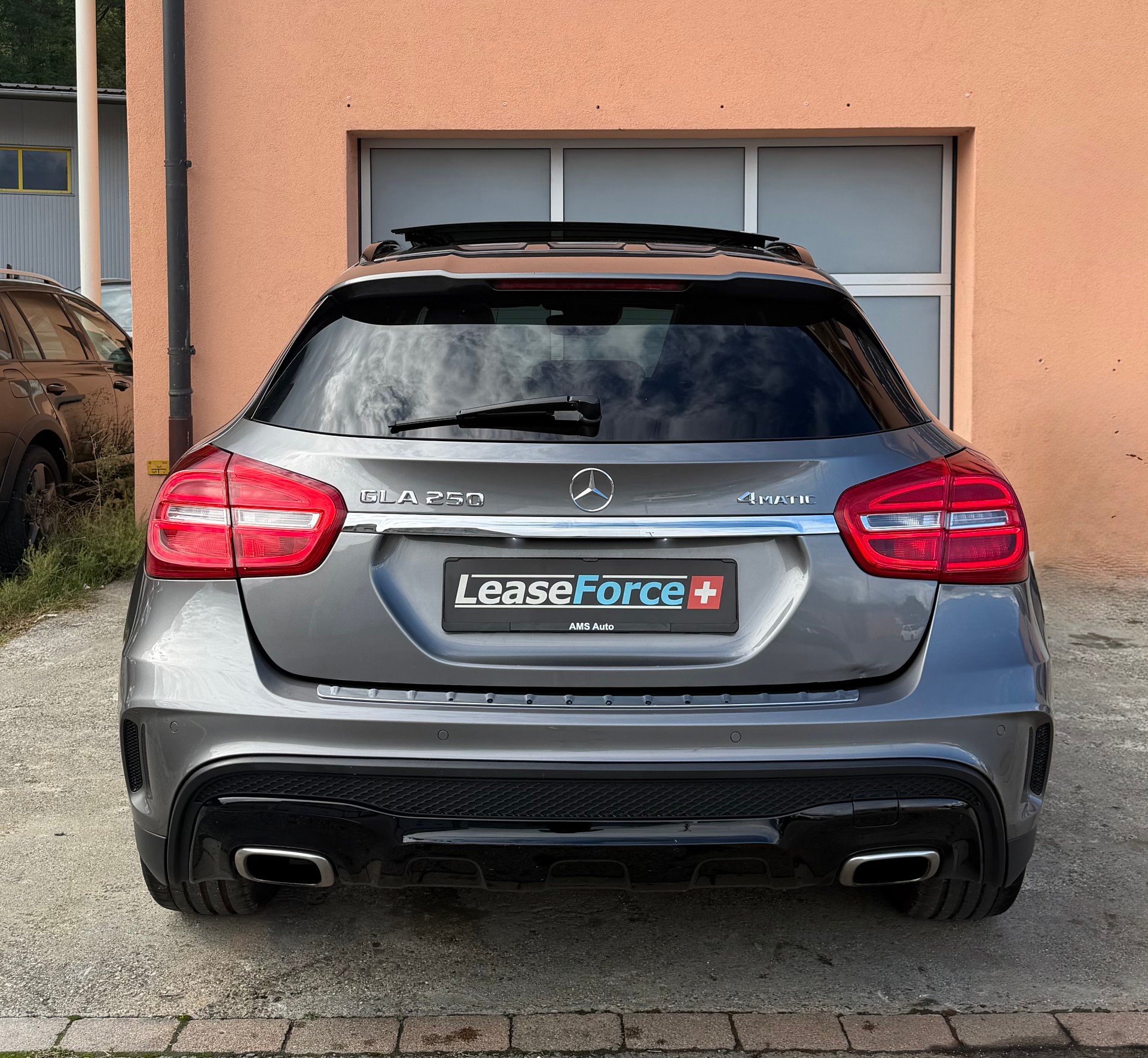 MERCEDES-BENZ GLA 250 AMG Line 4Matic 7G-DCT-image-3