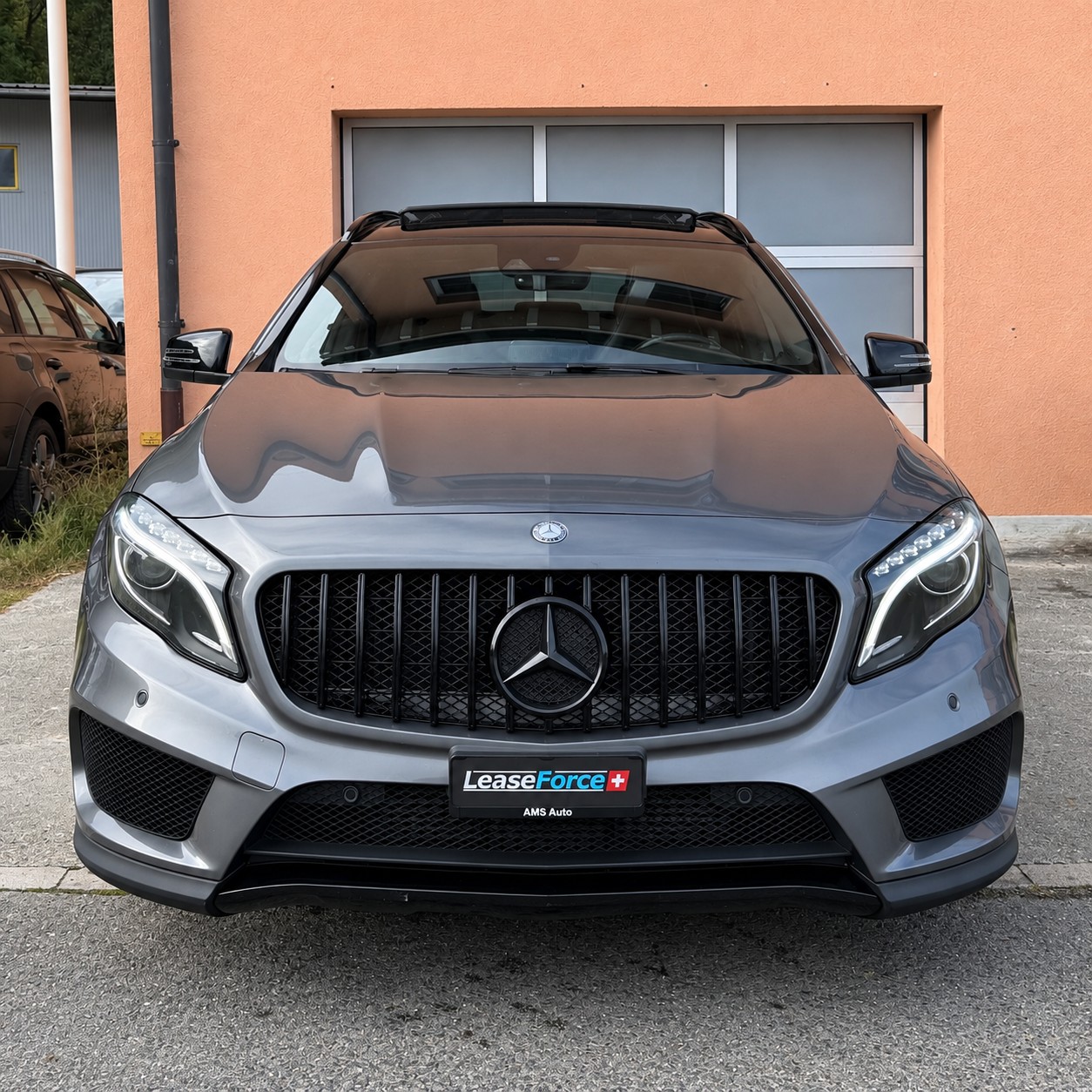 MERCEDES-BENZ GLA 250 AMG Line 4Matic 7G-DCT-image-2