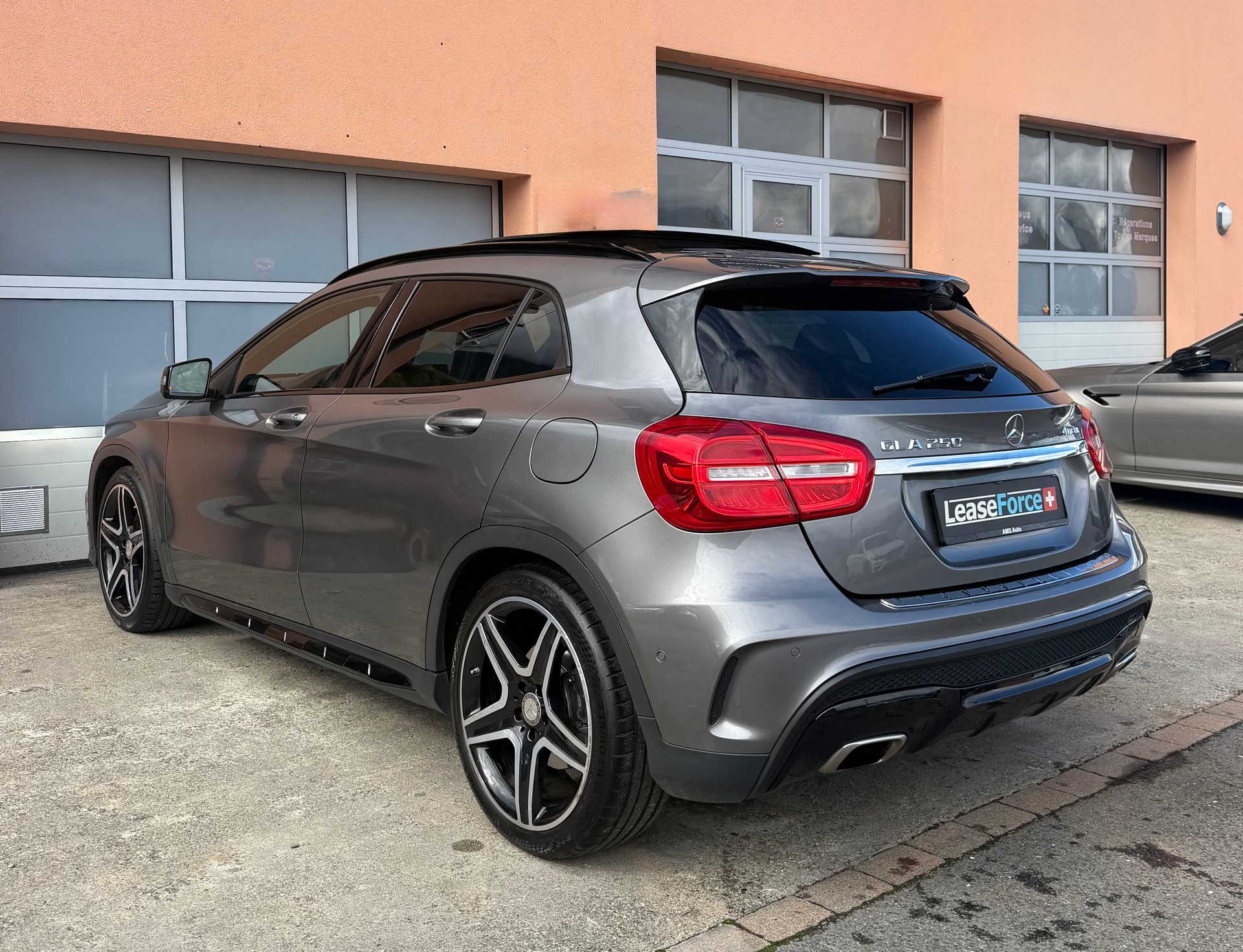 MERCEDES-BENZ GLA 250 AMG Line 4Matic 7G-DCT-image-4
