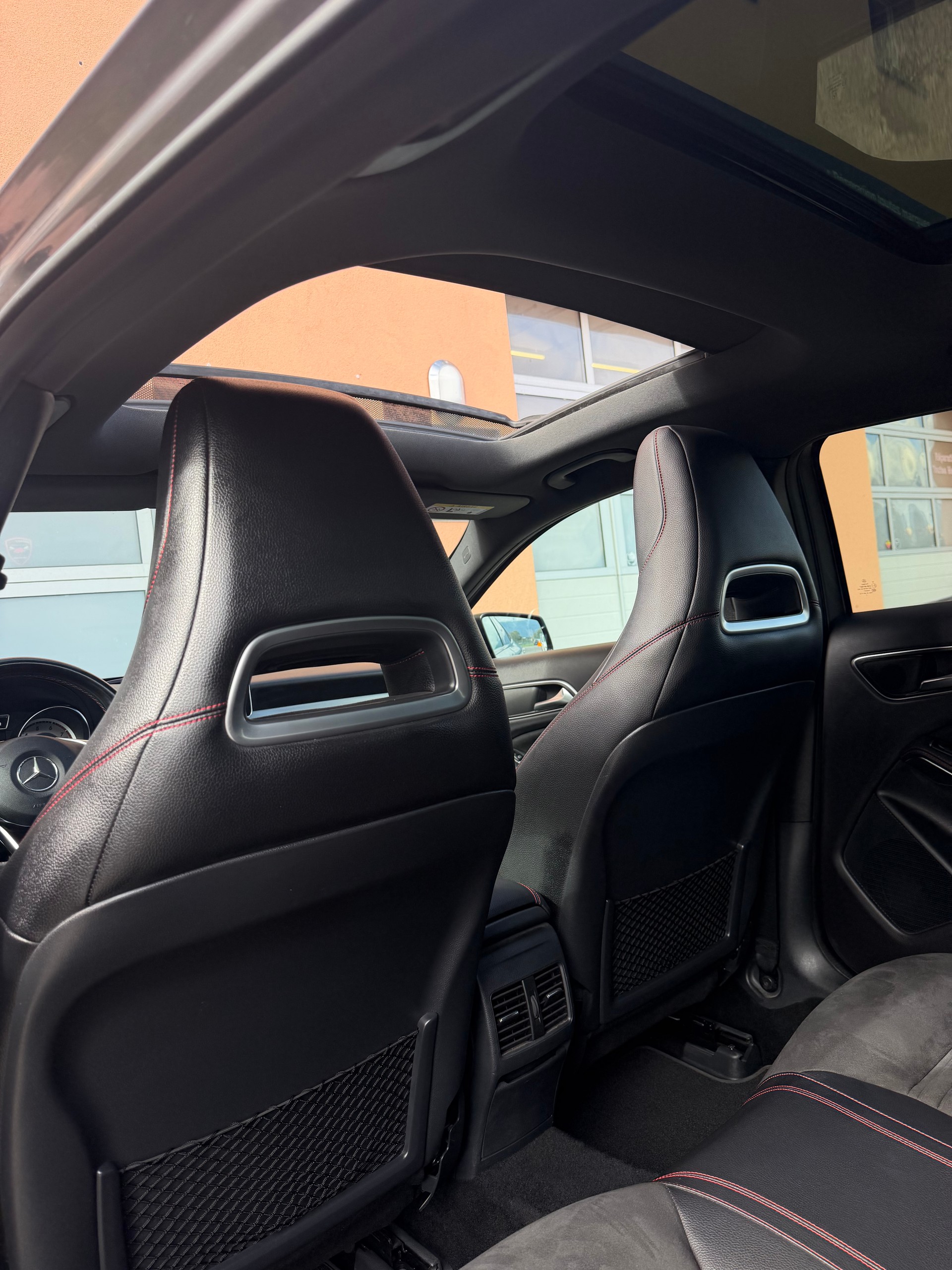MERCEDES-BENZ GLA 250 AMG Line 4Matic 7G-DCT-image-12