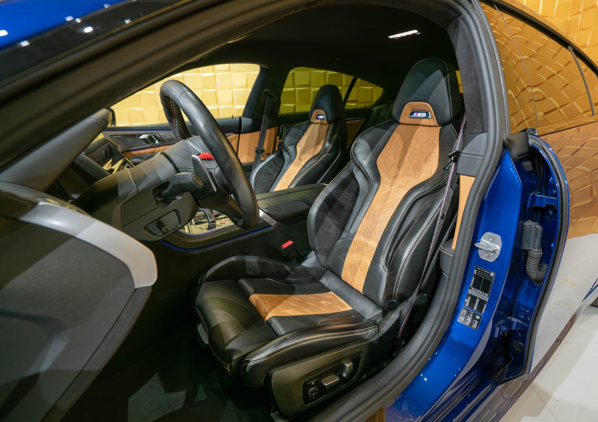 BMW M8 xDrive M Competition Steptronic-image-11