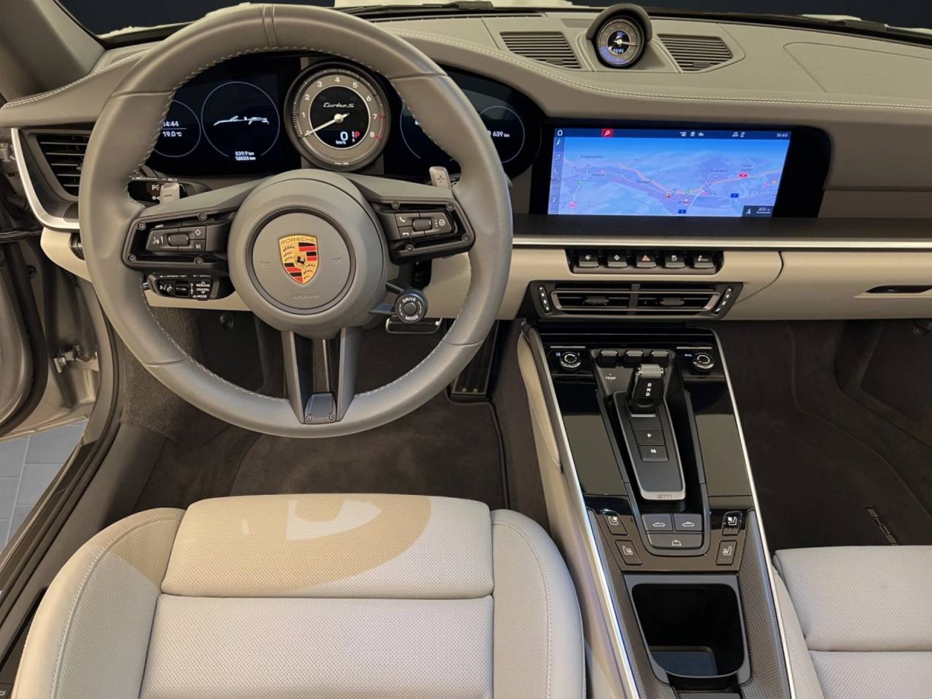 PORSCHE 911 Turbo S Cabriolet-image-9
