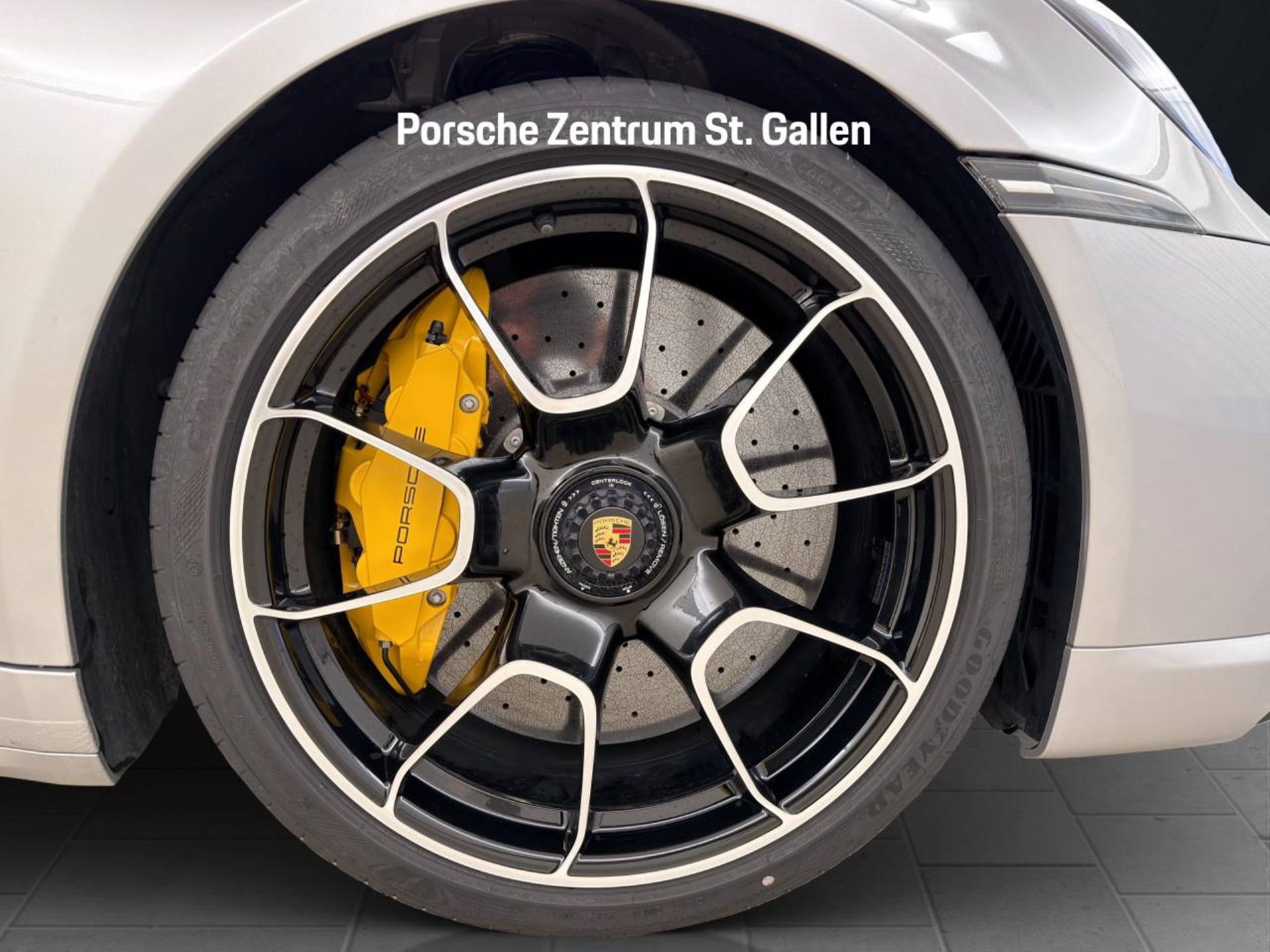PORSCHE 911 Turbo S Cabriolet-image-10
