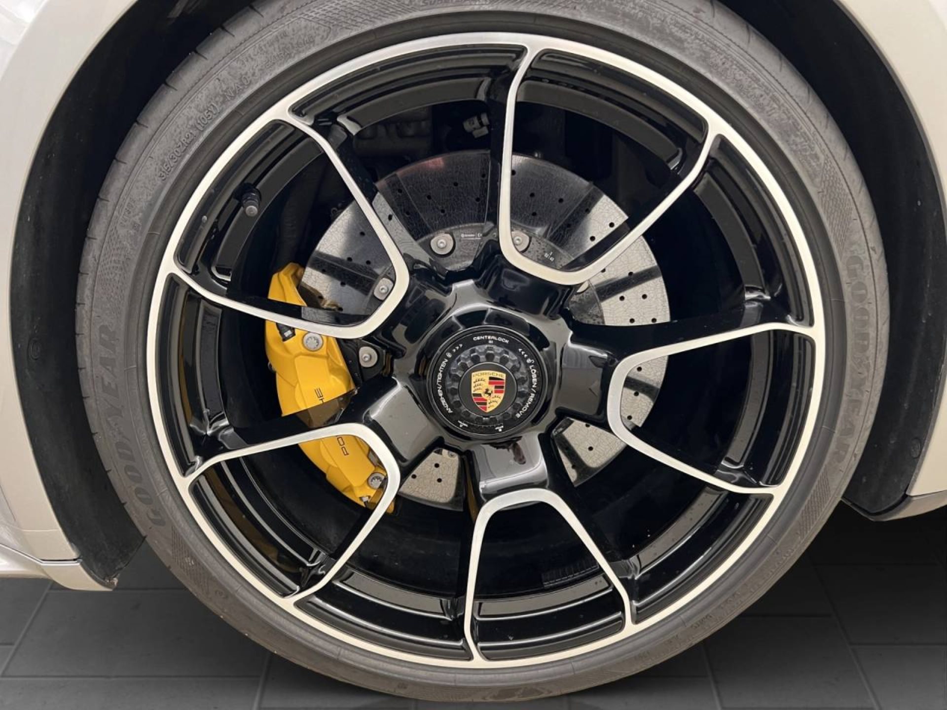 PORSCHE 911 Turbo S Cabriolet-image-6