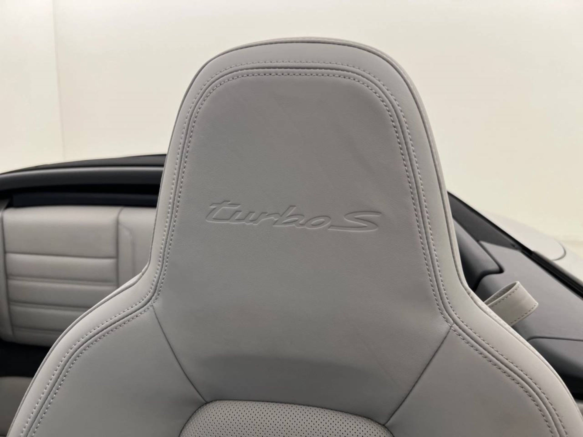 PORSCHE 911 Turbo S Cabriolet-image-12