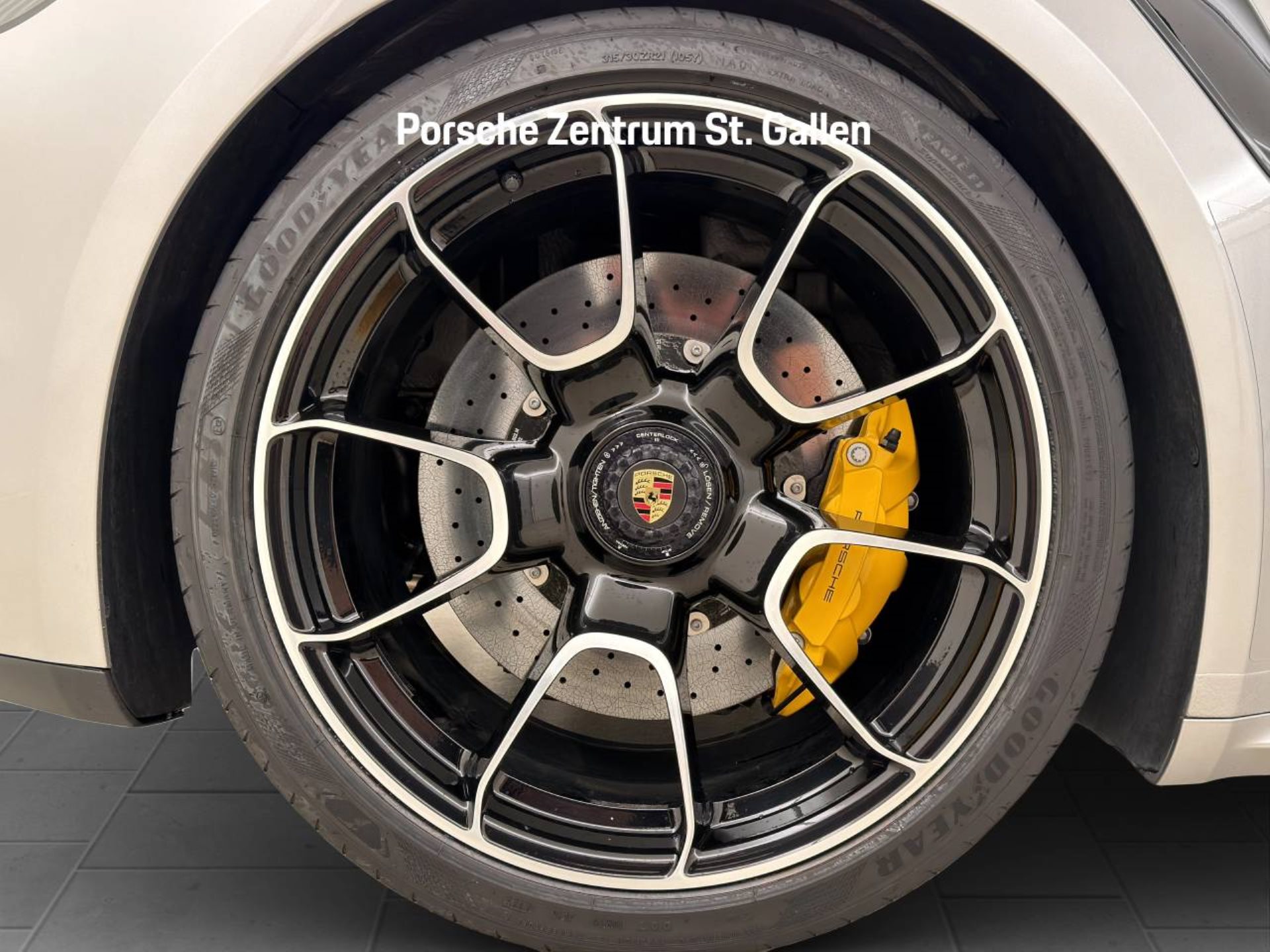 PORSCHE 911 Turbo S Cabriolet-image-11