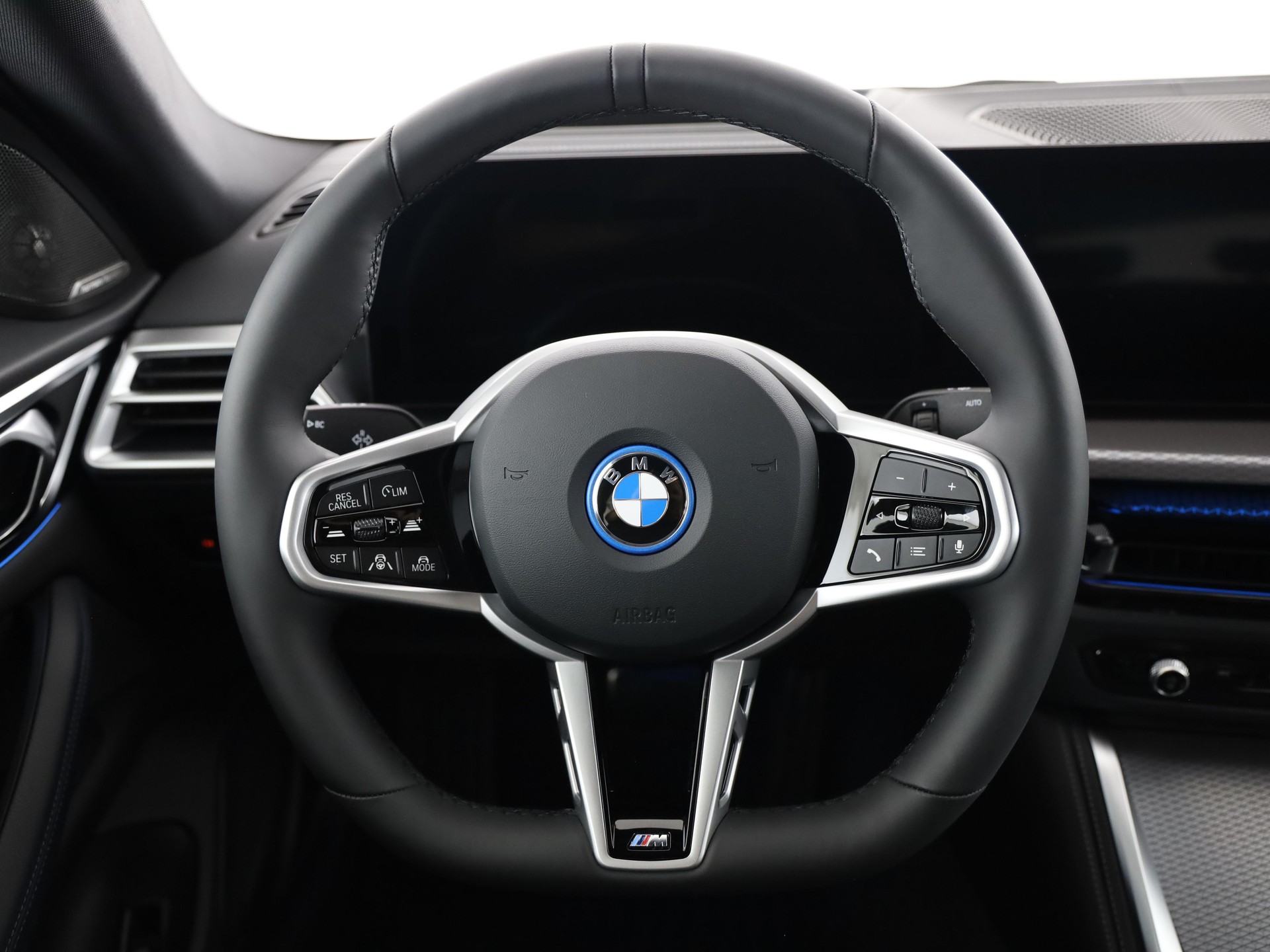 BMW i4 xDrive40-image-11
