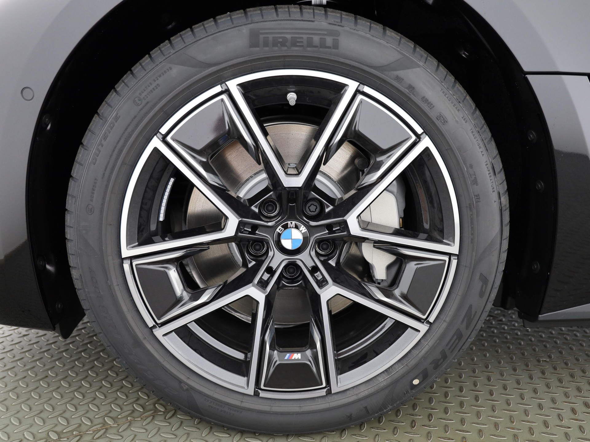 BMW i4 xDrive40-image-19