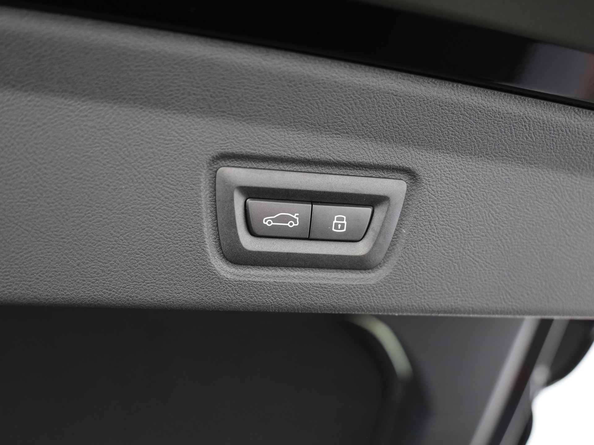 BMW i4 xDrive40-image-18