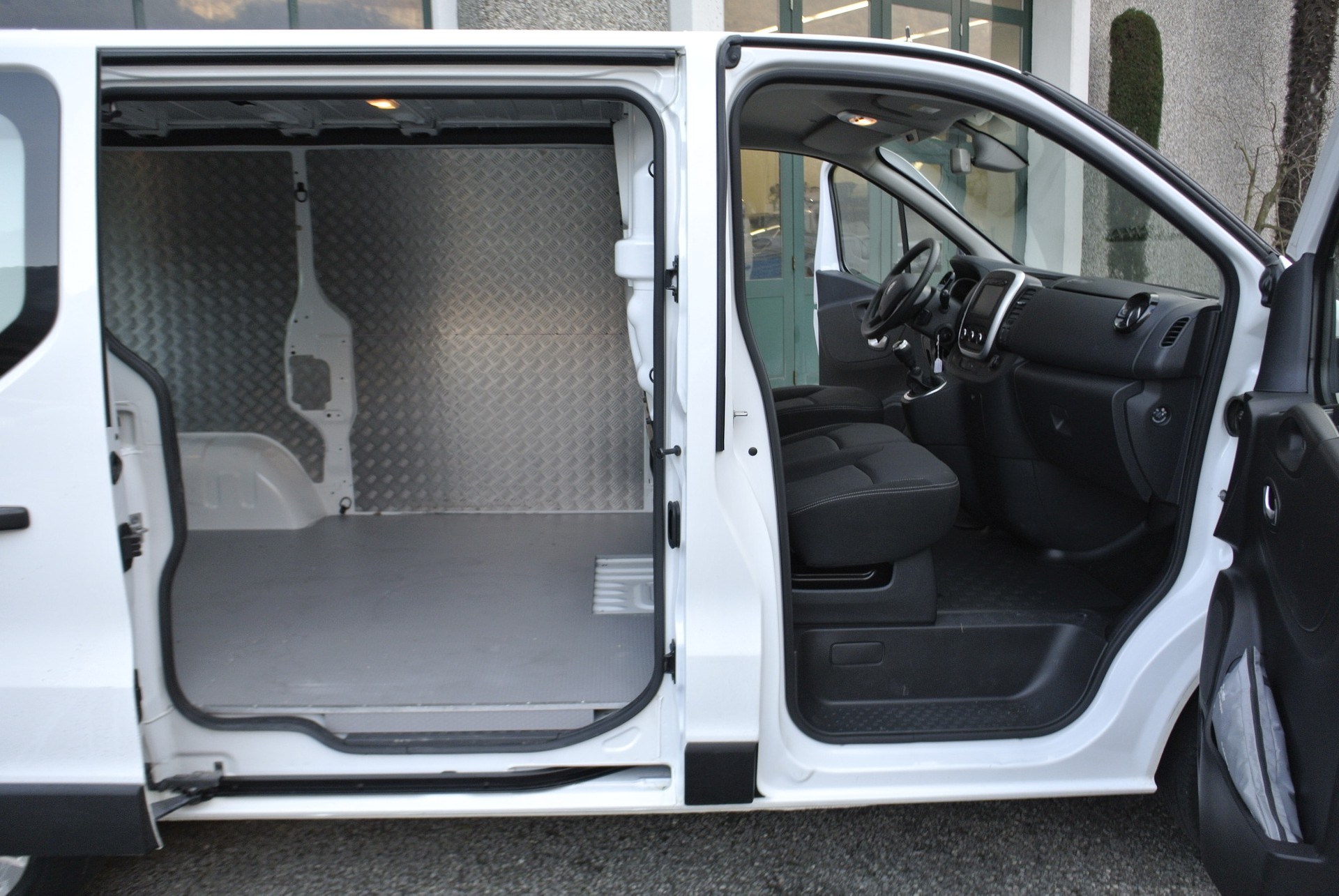 RENAULT Trafic 2.0 Energy dCi 120 3.5t Business L1H1-image-9