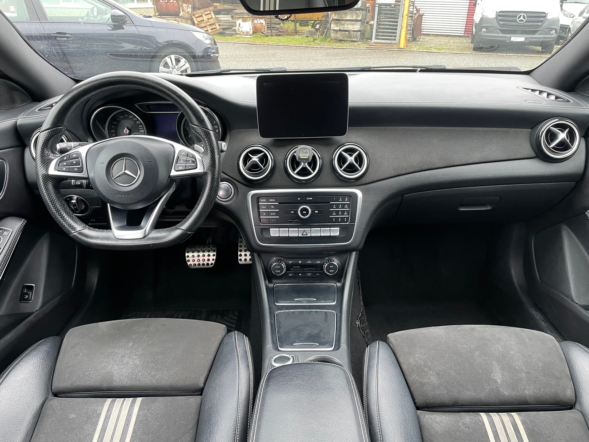 MERCEDES-BENZ CLA 250 AMG Line 7G-DCT 4Matic-image-8