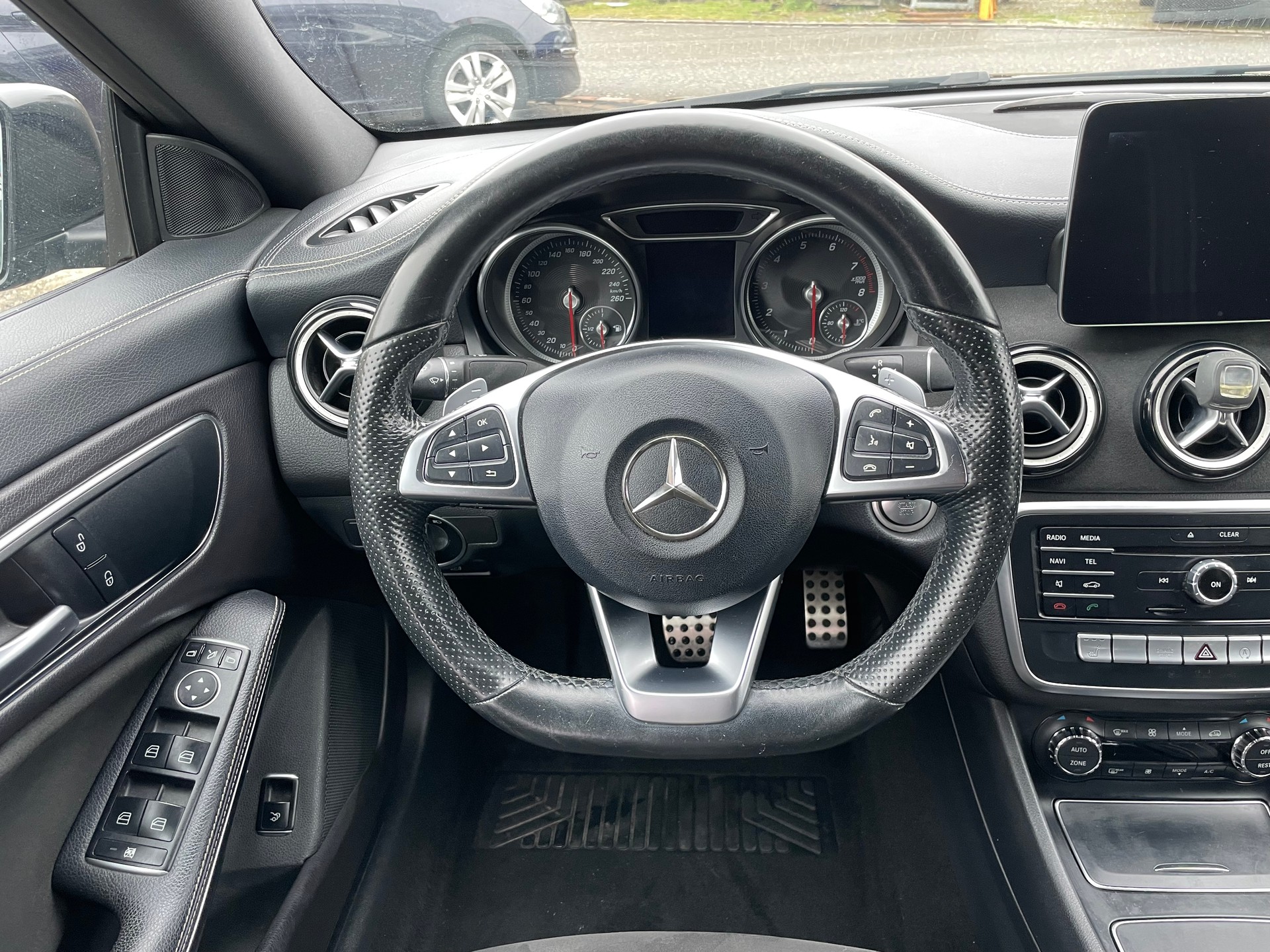 MERCEDES-BENZ CLA 250 AMG Line 7G-DCT 4Matic-image-9