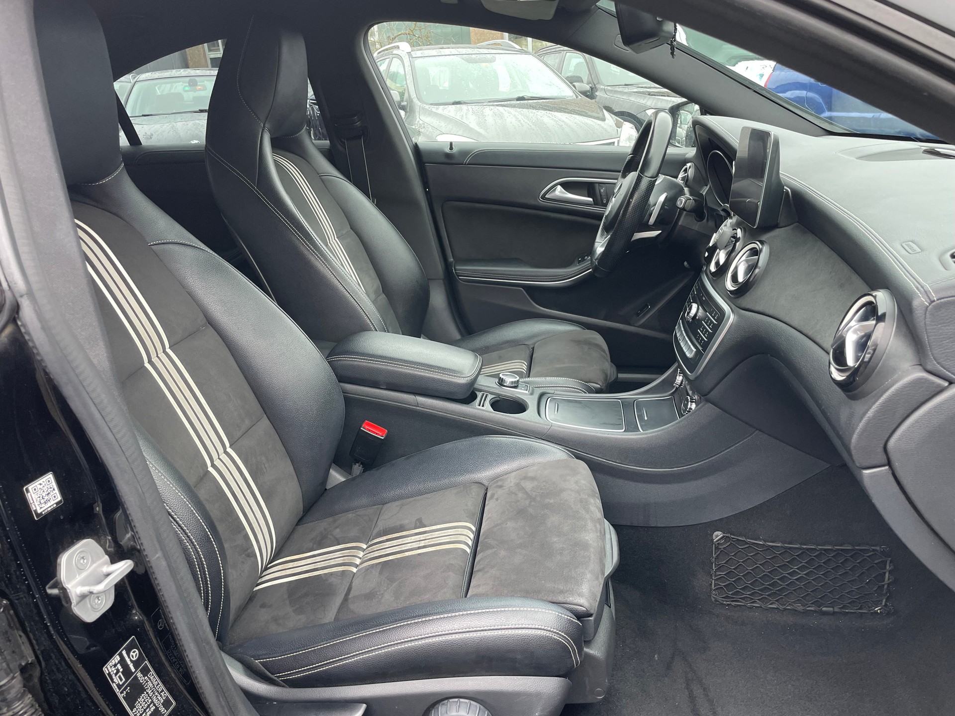 MERCEDES-BENZ CLA 250 AMG Line 7G-DCT 4Matic-image-11