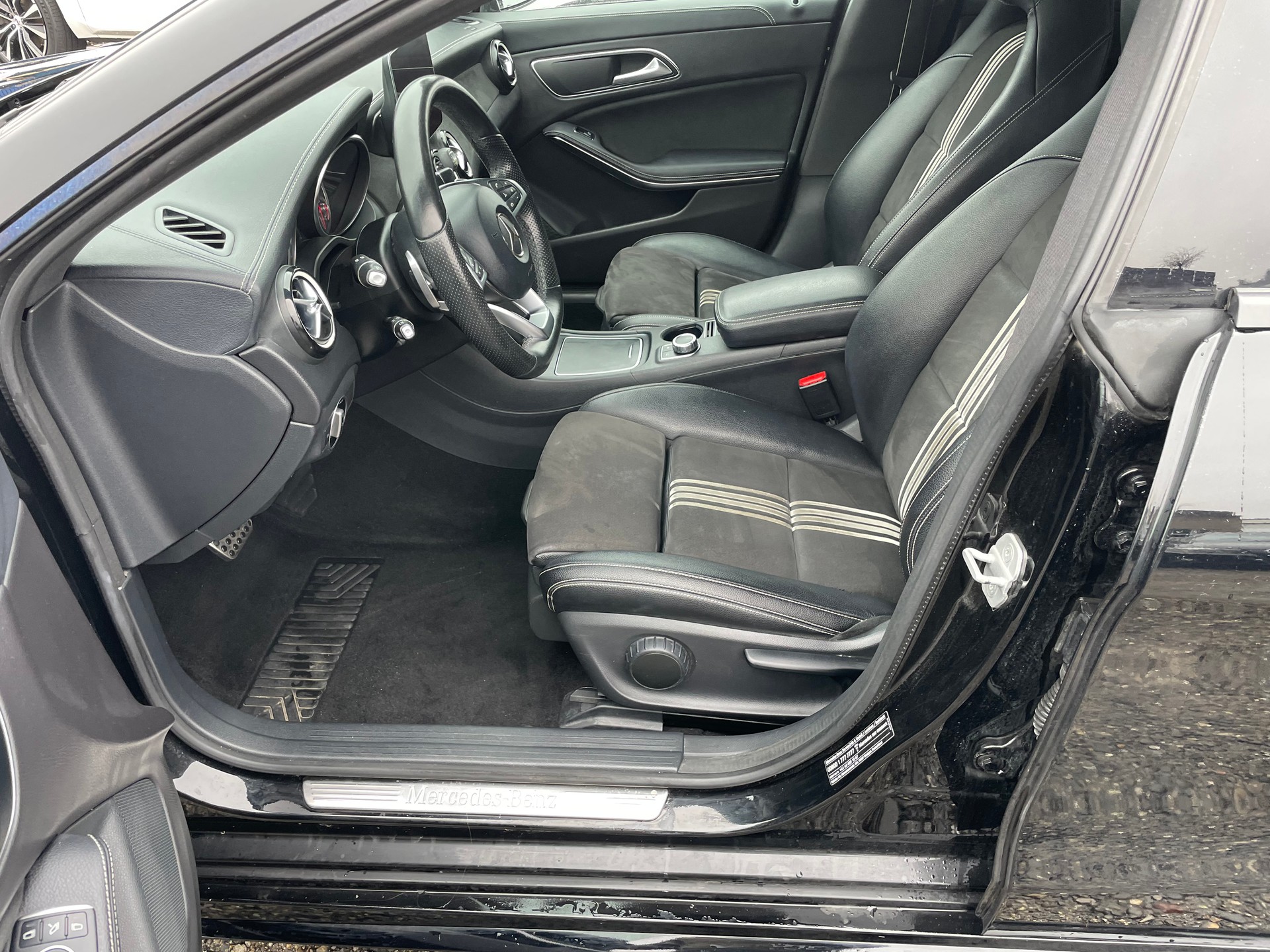 MERCEDES-BENZ CLA 250 AMG Line 7G-DCT 4Matic-image-10