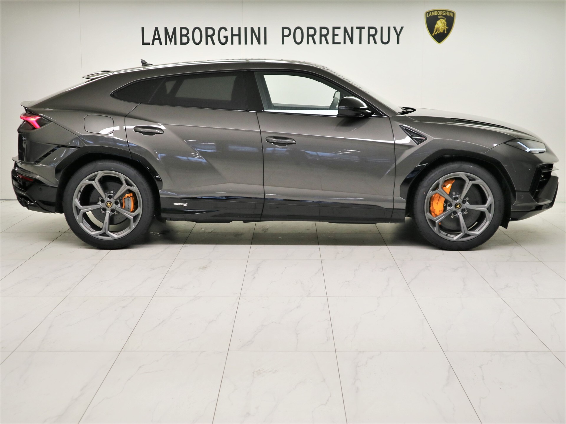LAMBORGHINI Urus S-image-1