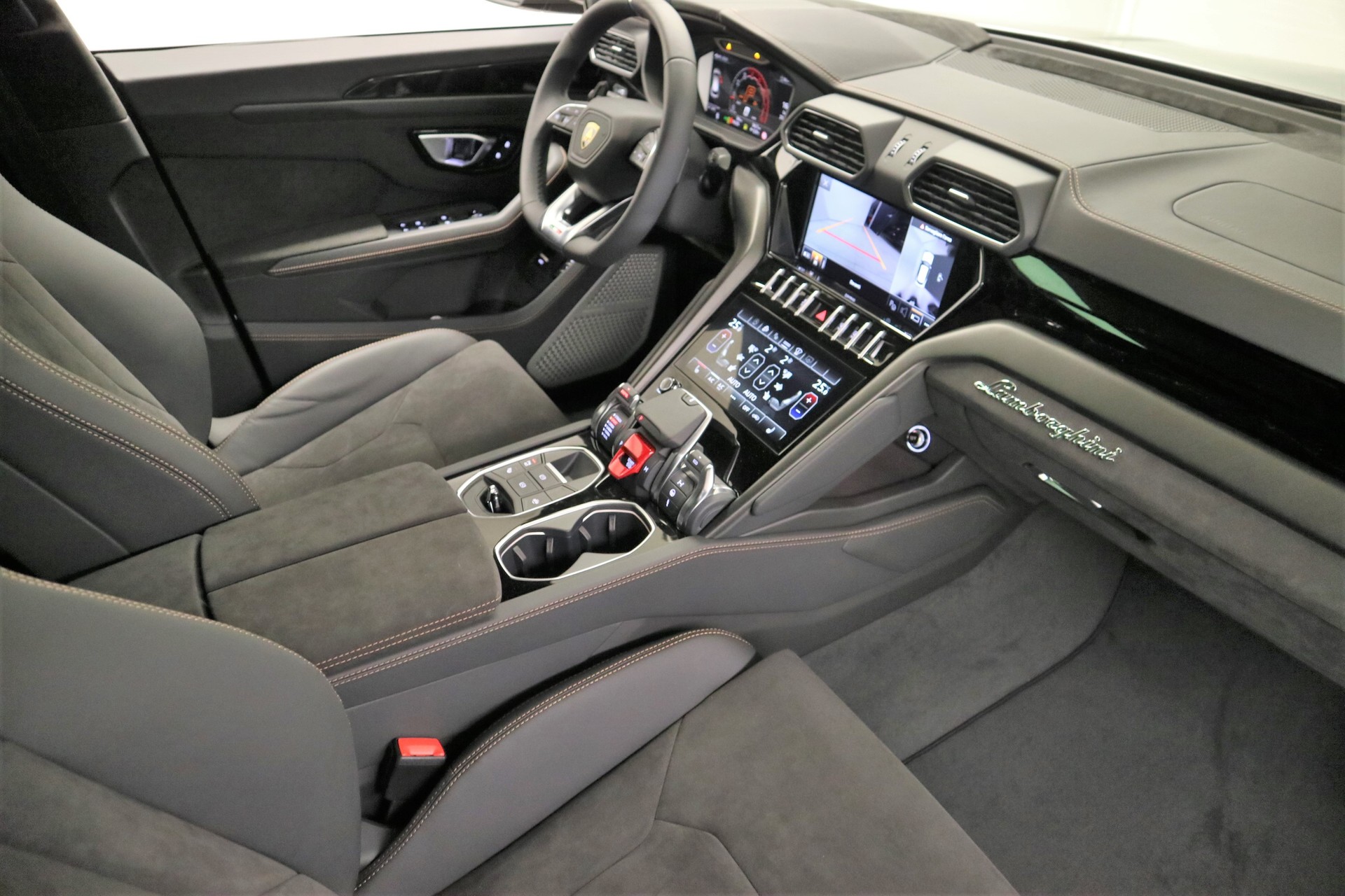 LAMBORGHINI Urus S-image-5