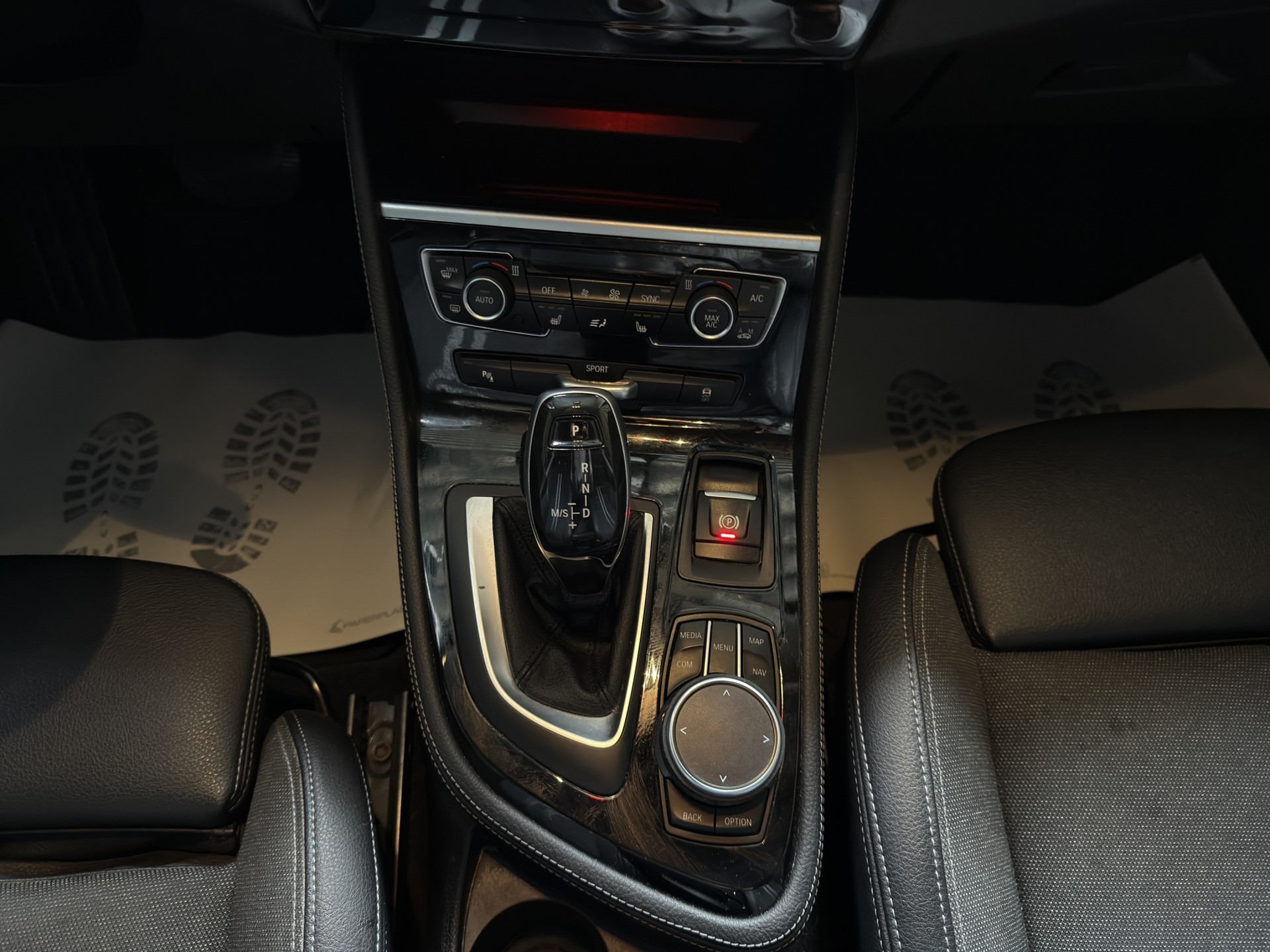 BMW 218d xDrive Active Tourer Steptronic Sport Line-image-10