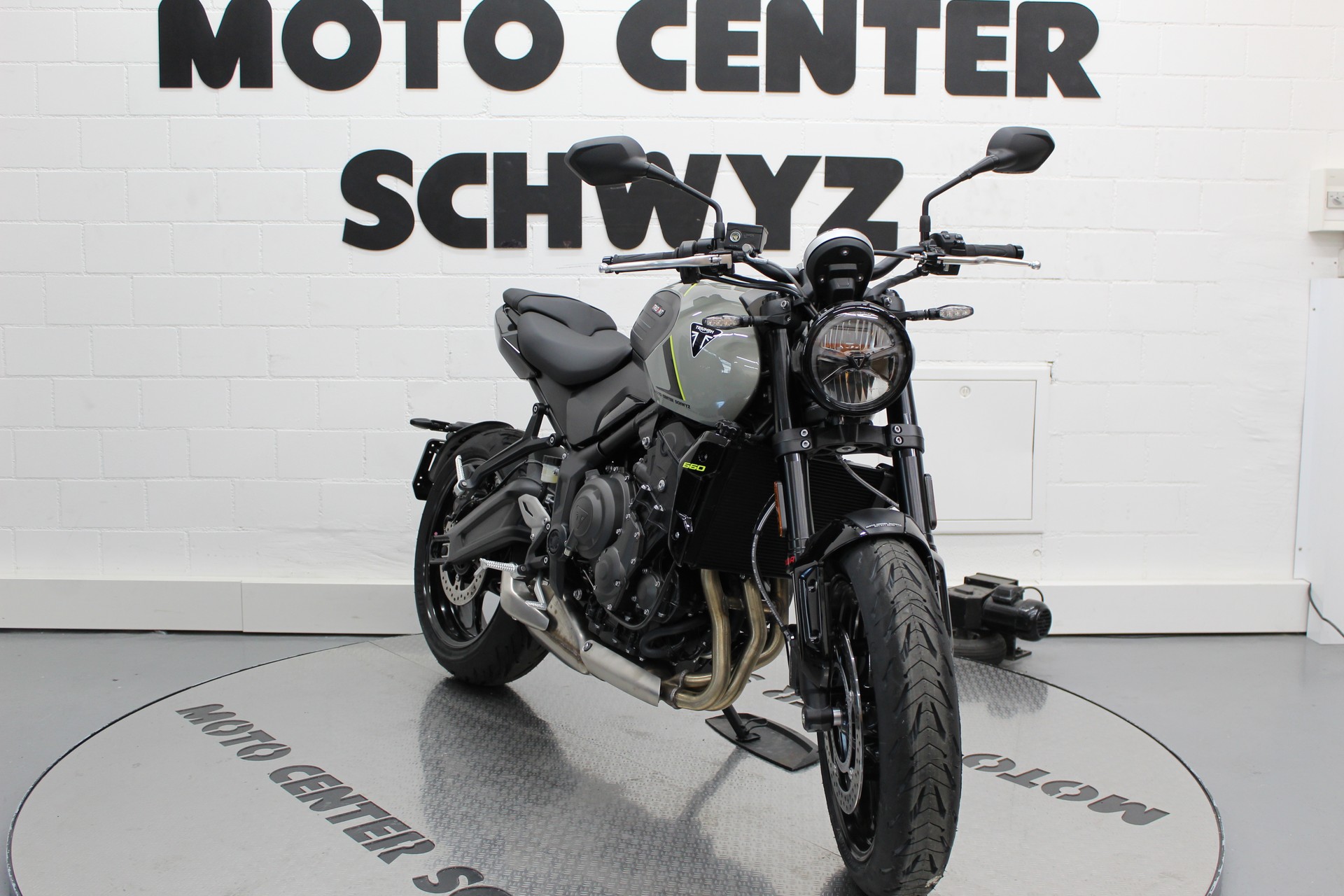 TRIUMPH Trident 660-showroom-element-1