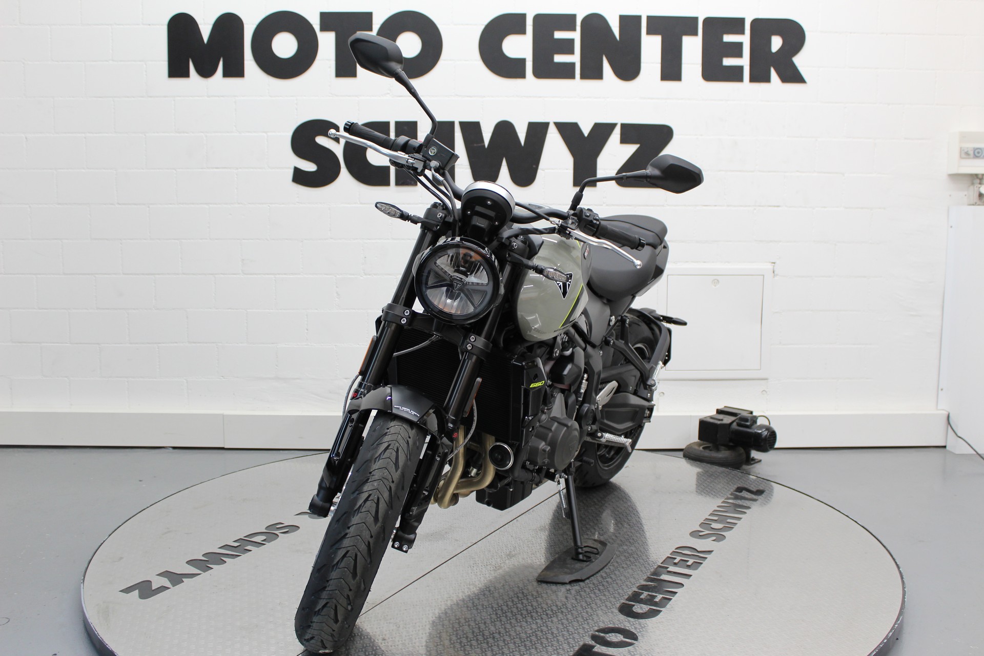 TRIUMPH Trident 660-showroom-element-2