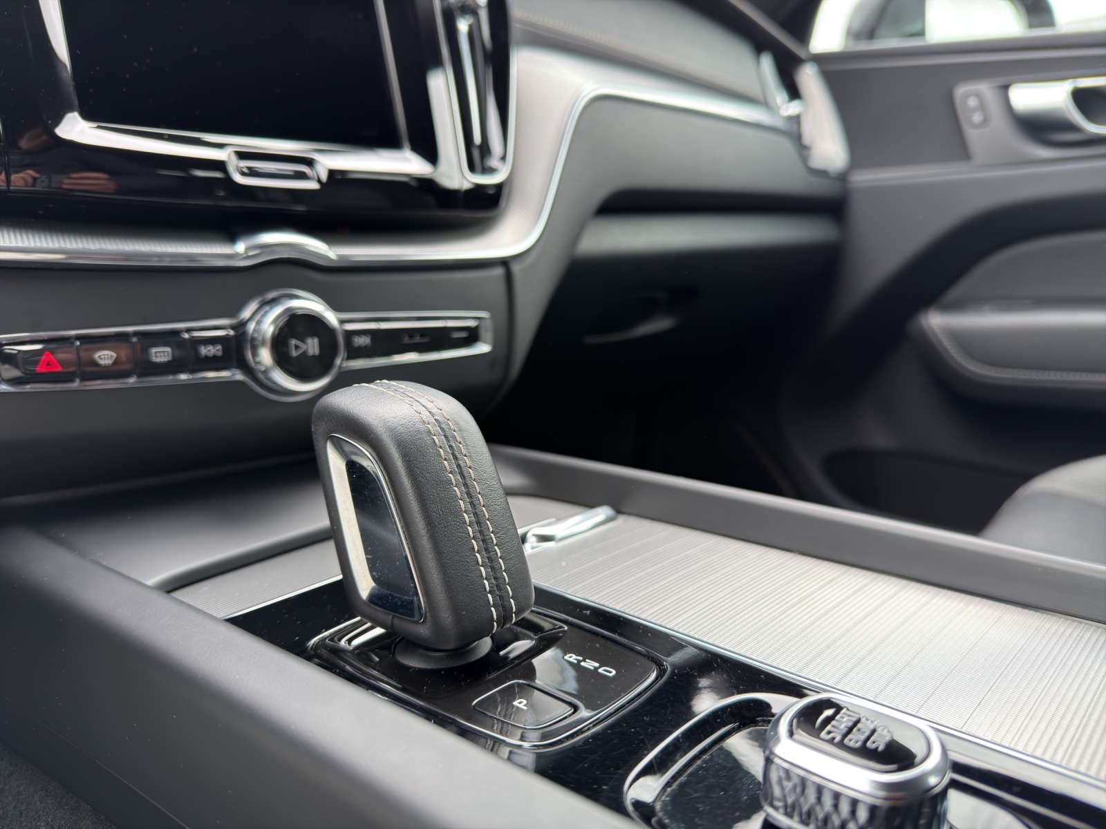 VOLVO XC60 2.0 B5 MH R-Design AWD .-image-14