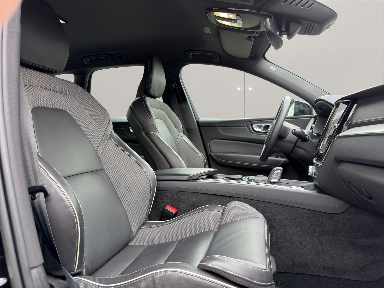 VOLVO XC60 2.0 B5 MH R-Design AWD .-image-10