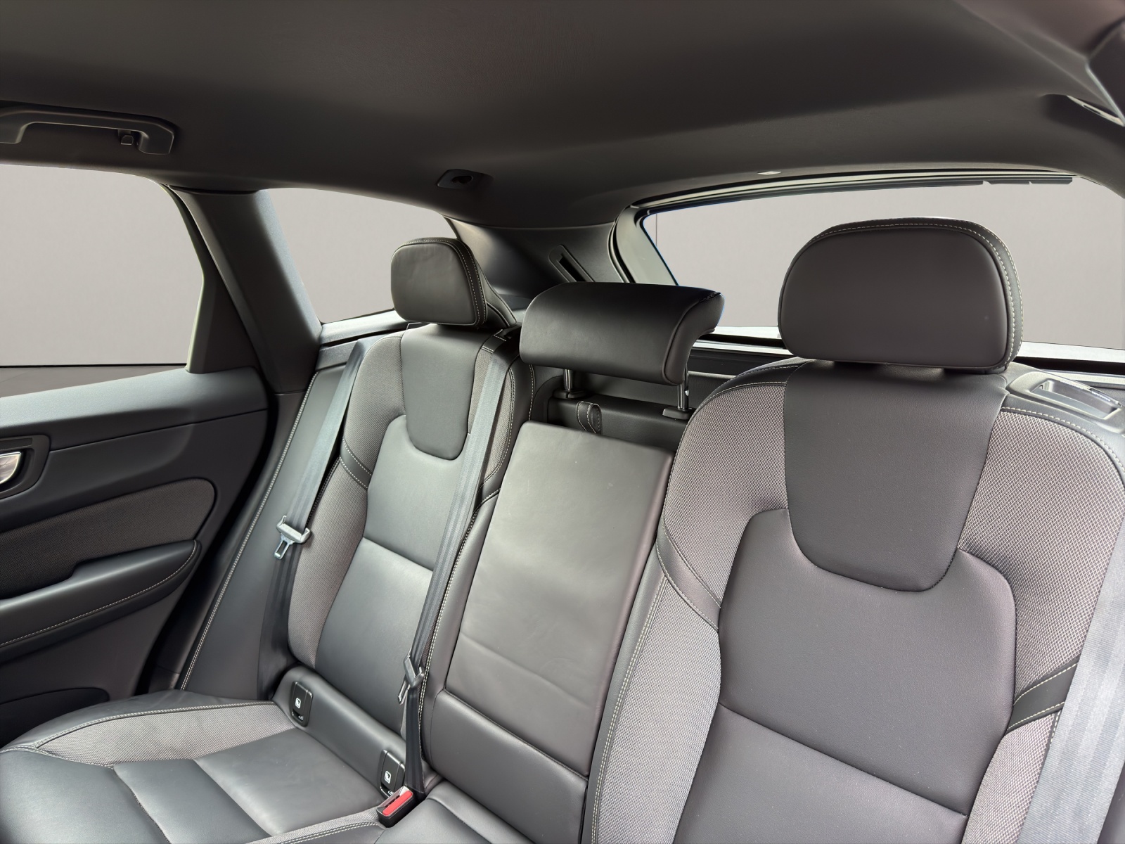 VOLVO XC60 2.0 B5 MH R-Design AWD .-image-11