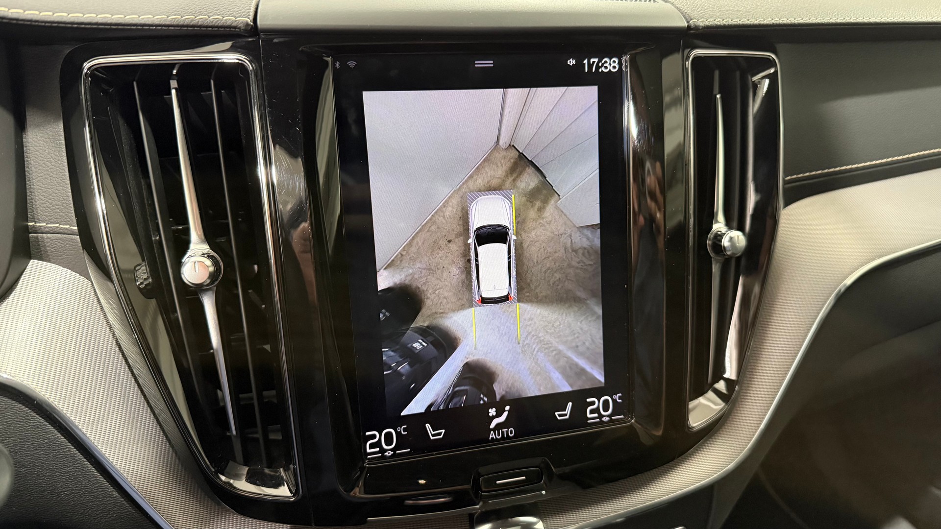 VOLVO XC60 2.0 T8 TE R-Design eAWD-image-8