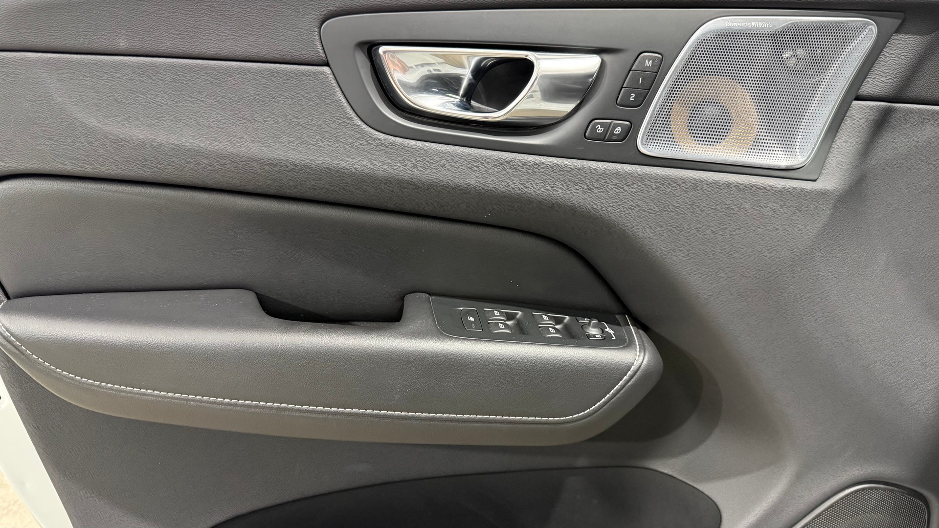 VOLVO XC60 2.0 T8 TE R-Design eAWD-image-14
