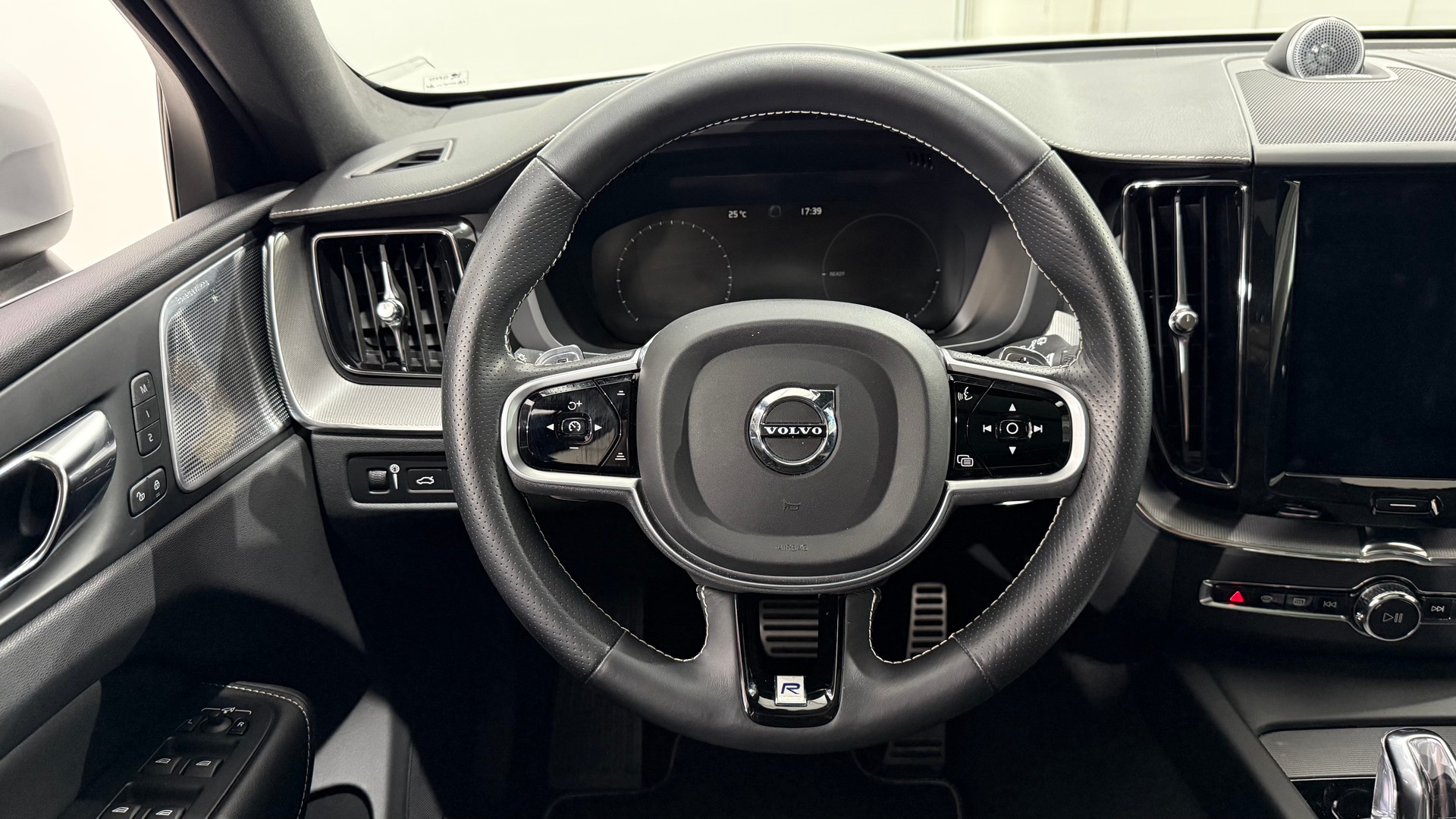VOLVO XC60 2.0 T8 TE R-Design eAWD-image-10