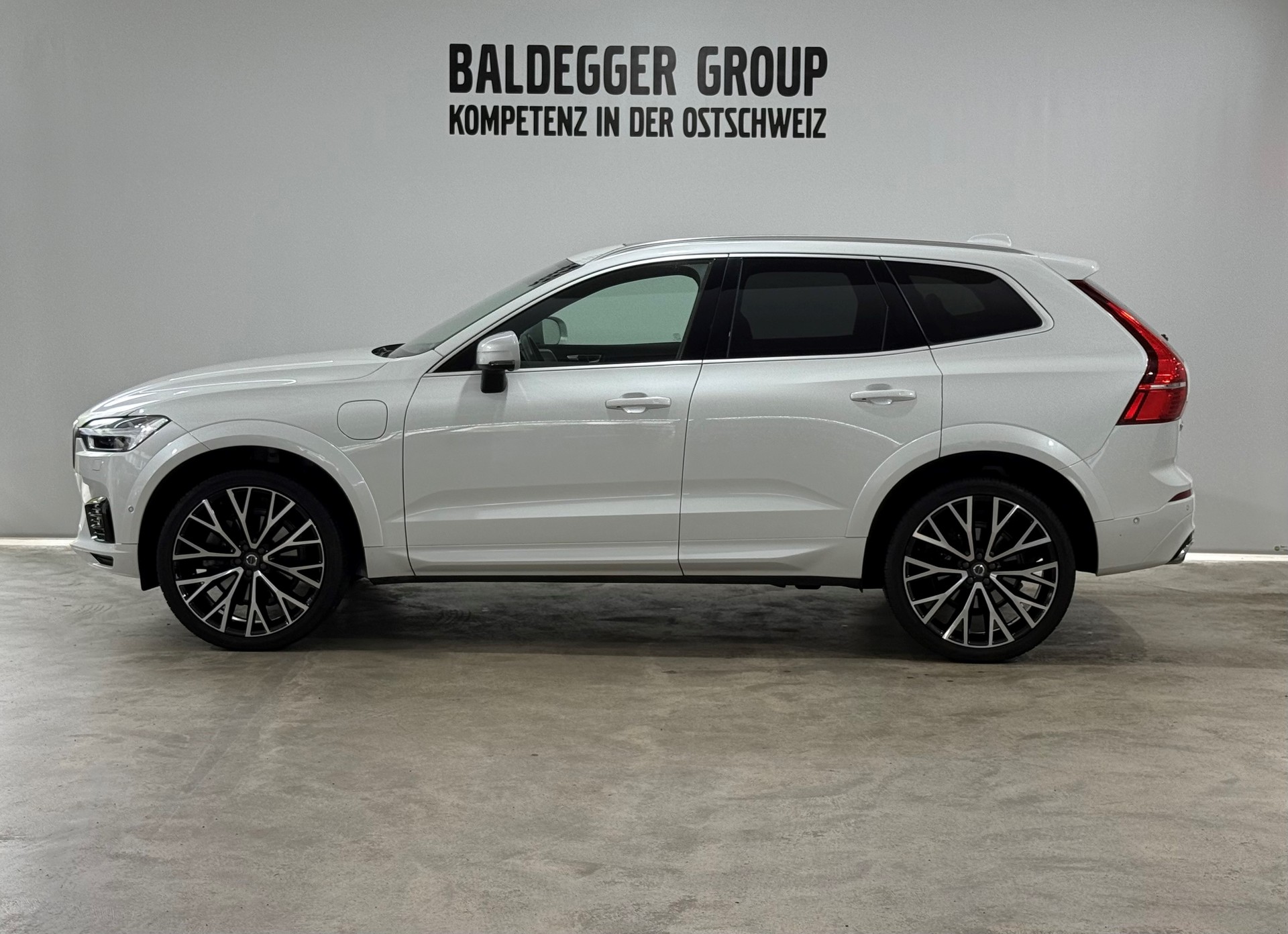 VOLVO XC60 2.0 T8 TE R-Design eAWD-image-1