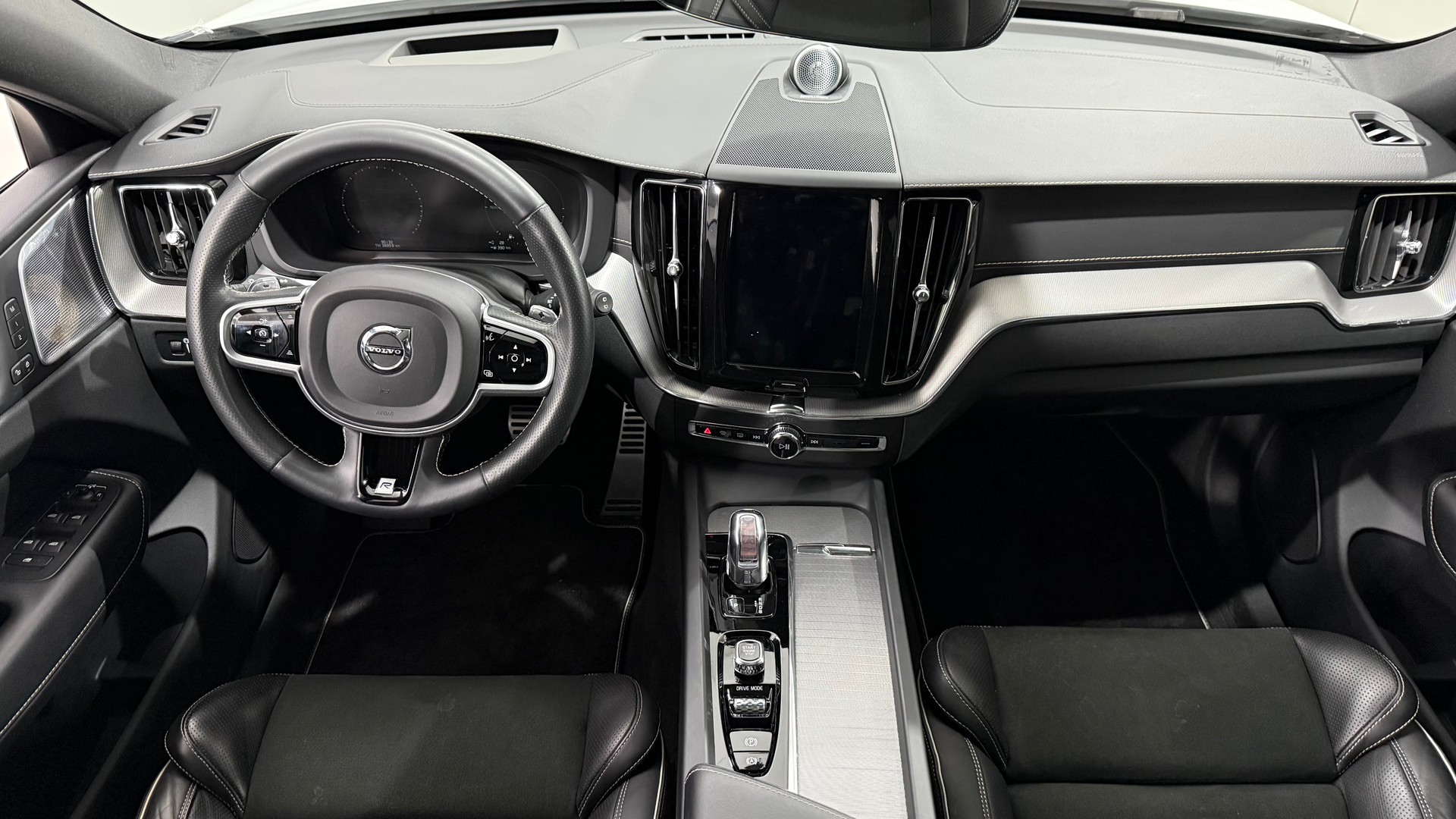 VOLVO XC60 2.0 T8 TE R-Design eAWD-image-4