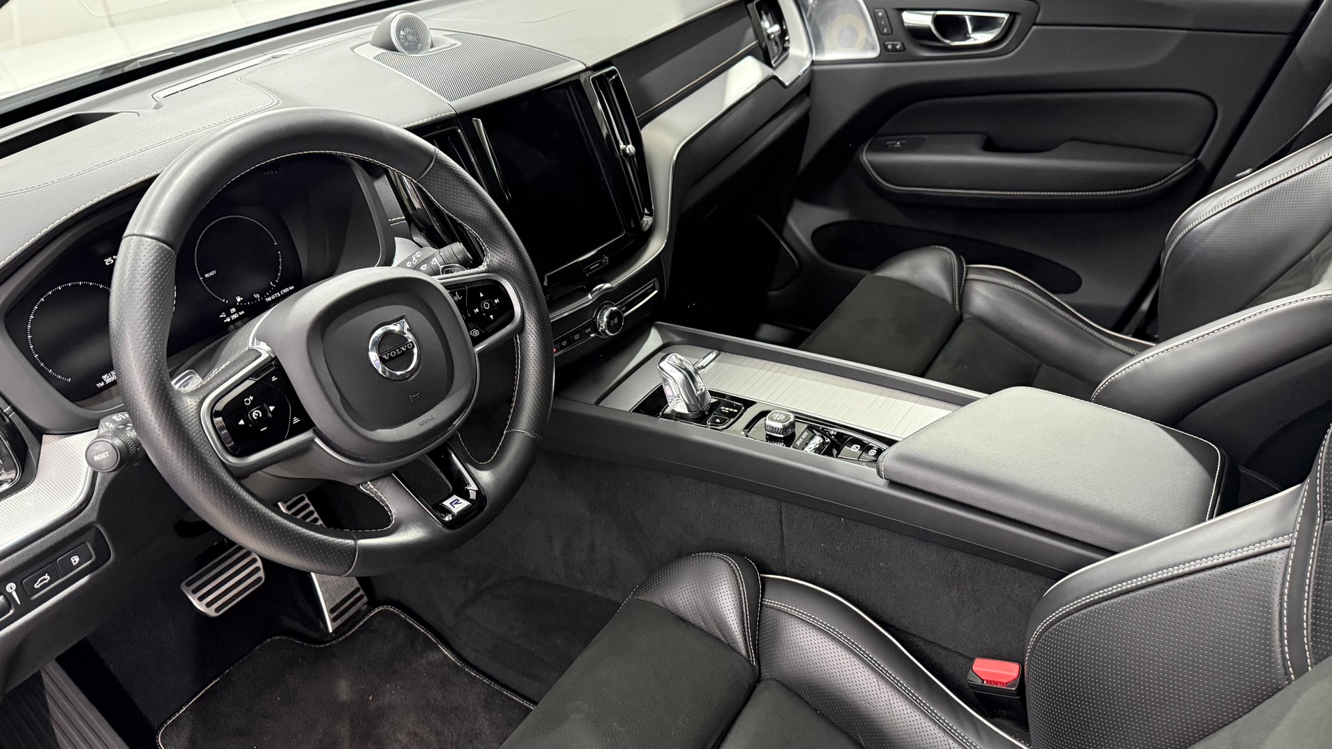 VOLVO XC60 2.0 T8 TE R-Design eAWD-image-3