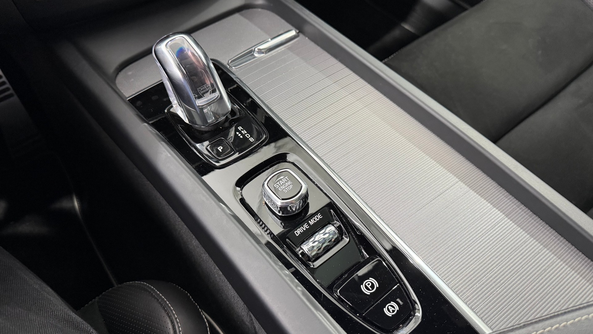 VOLVO XC60 2.0 T8 TE R-Design eAWD-image-9