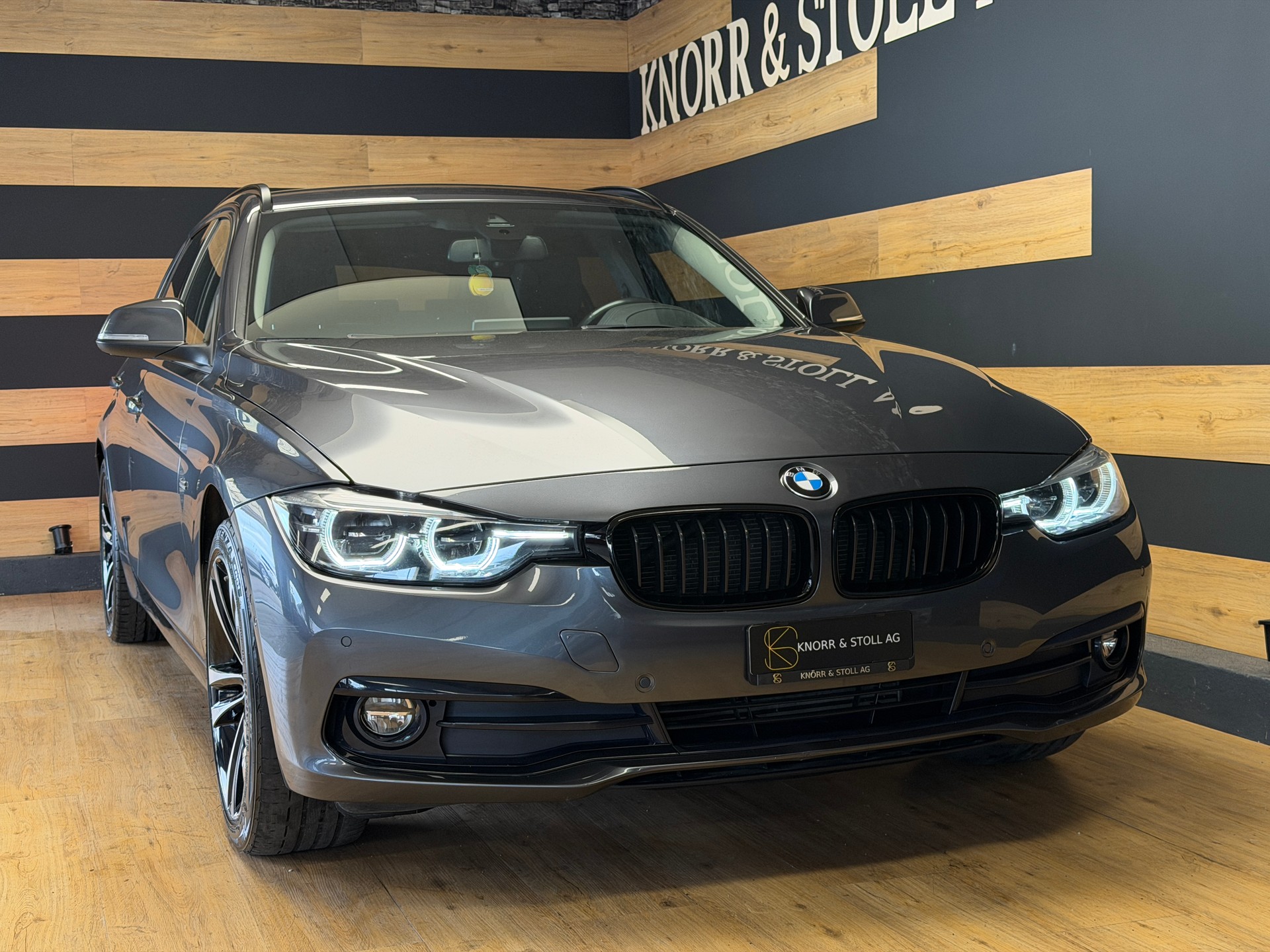 BMW 320d xDrive Touring Edition Sport Line Steptronic-image-4