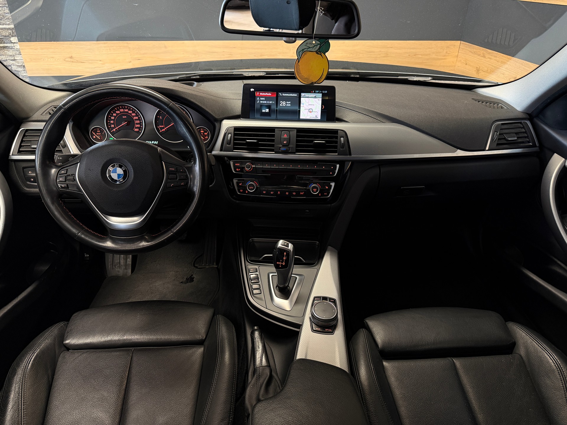 BMW 320d xDrive Touring Edition Sport Line Steptronic-image-17