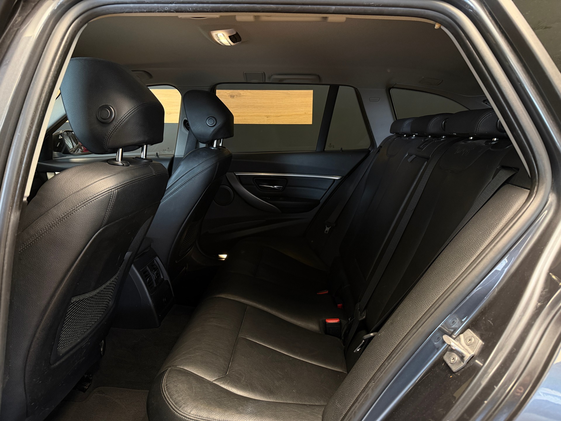 BMW 320d xDrive Touring Edition Sport Line Steptronic-image-18