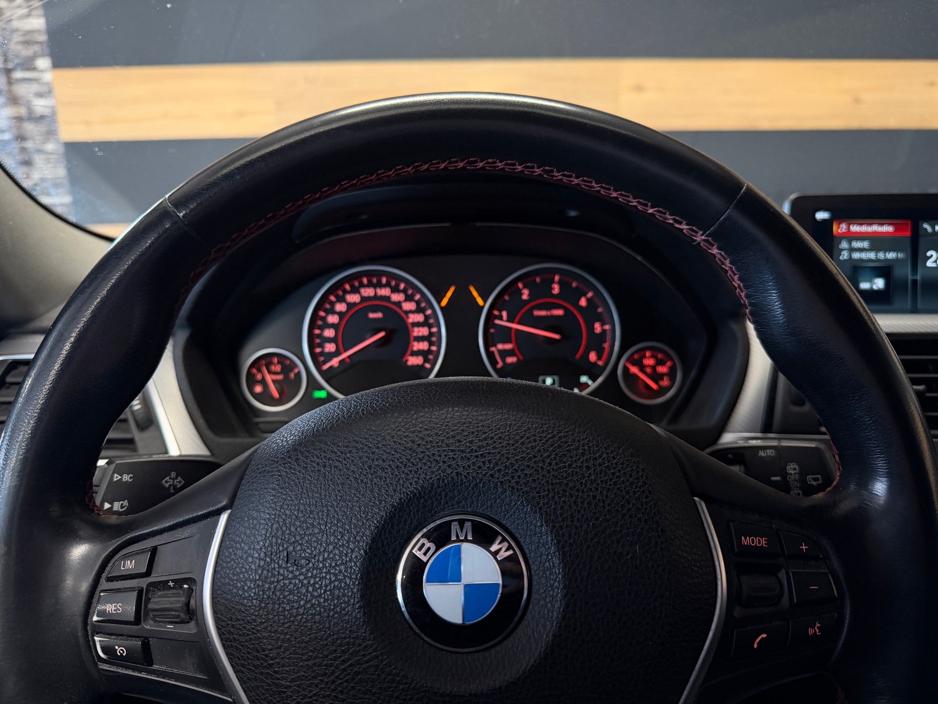 BMW 320d xDrive Touring Edition Sport Line Steptronic-image-15