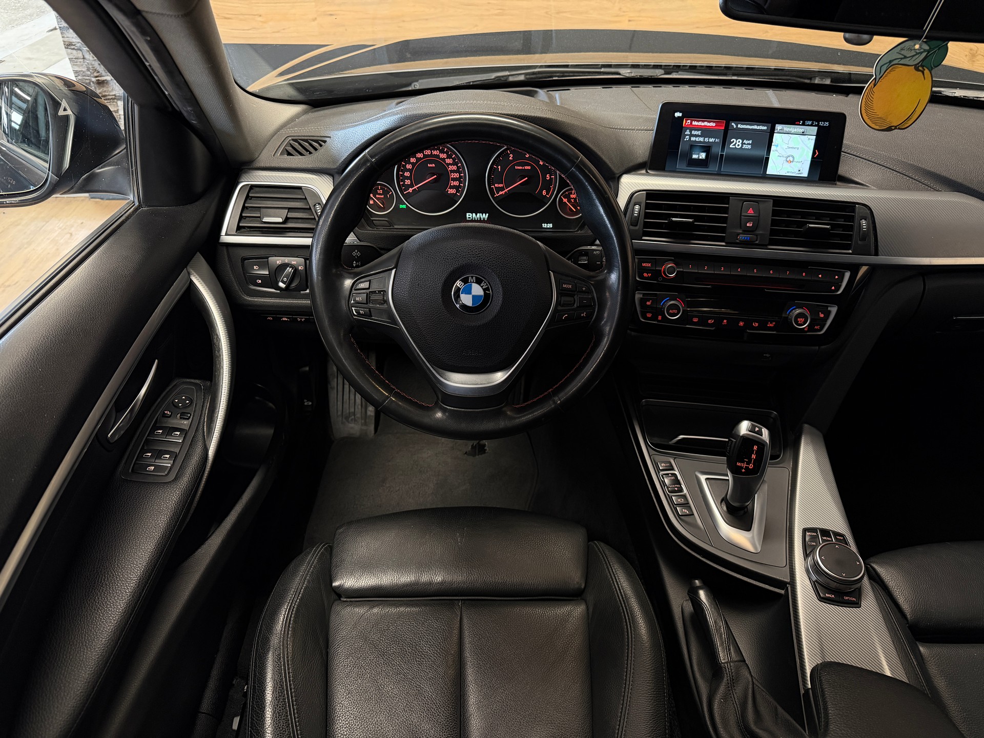 BMW 320d xDrive Touring Edition Sport Line Steptronic-image-16