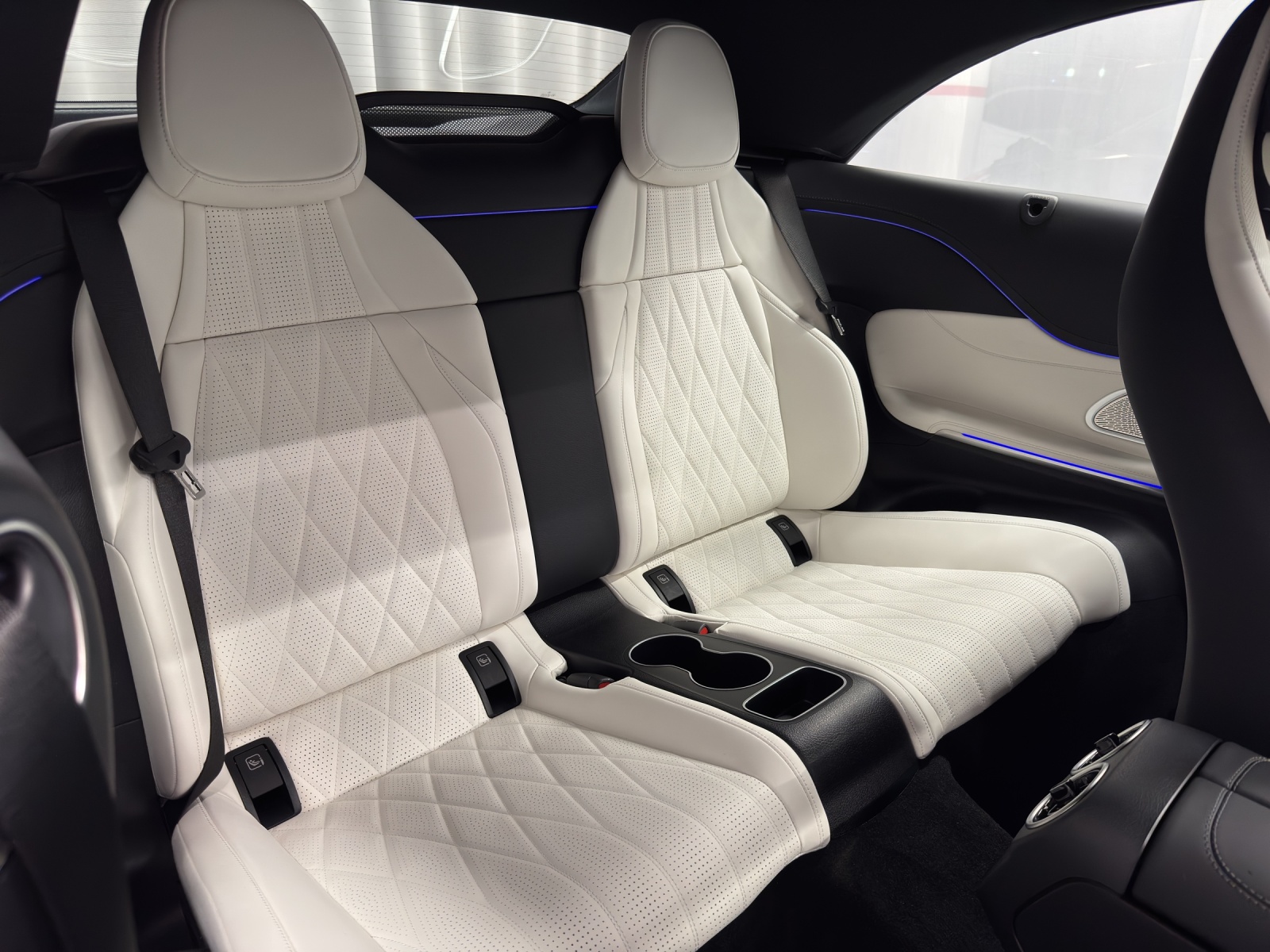 MERCEDES-BENZ CLE 300 AMG Line 4Matic Cabriolet-image-9