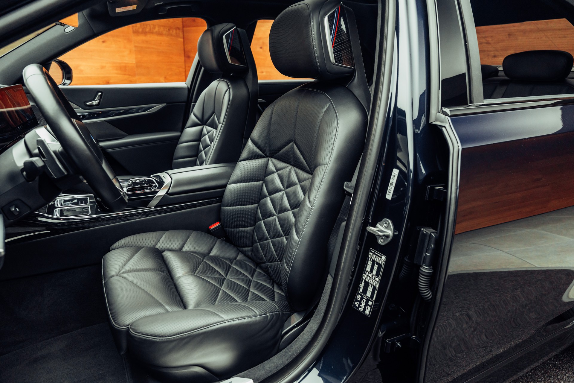 BMW 740d xDrive 48V M Sport Steptronic-image-6