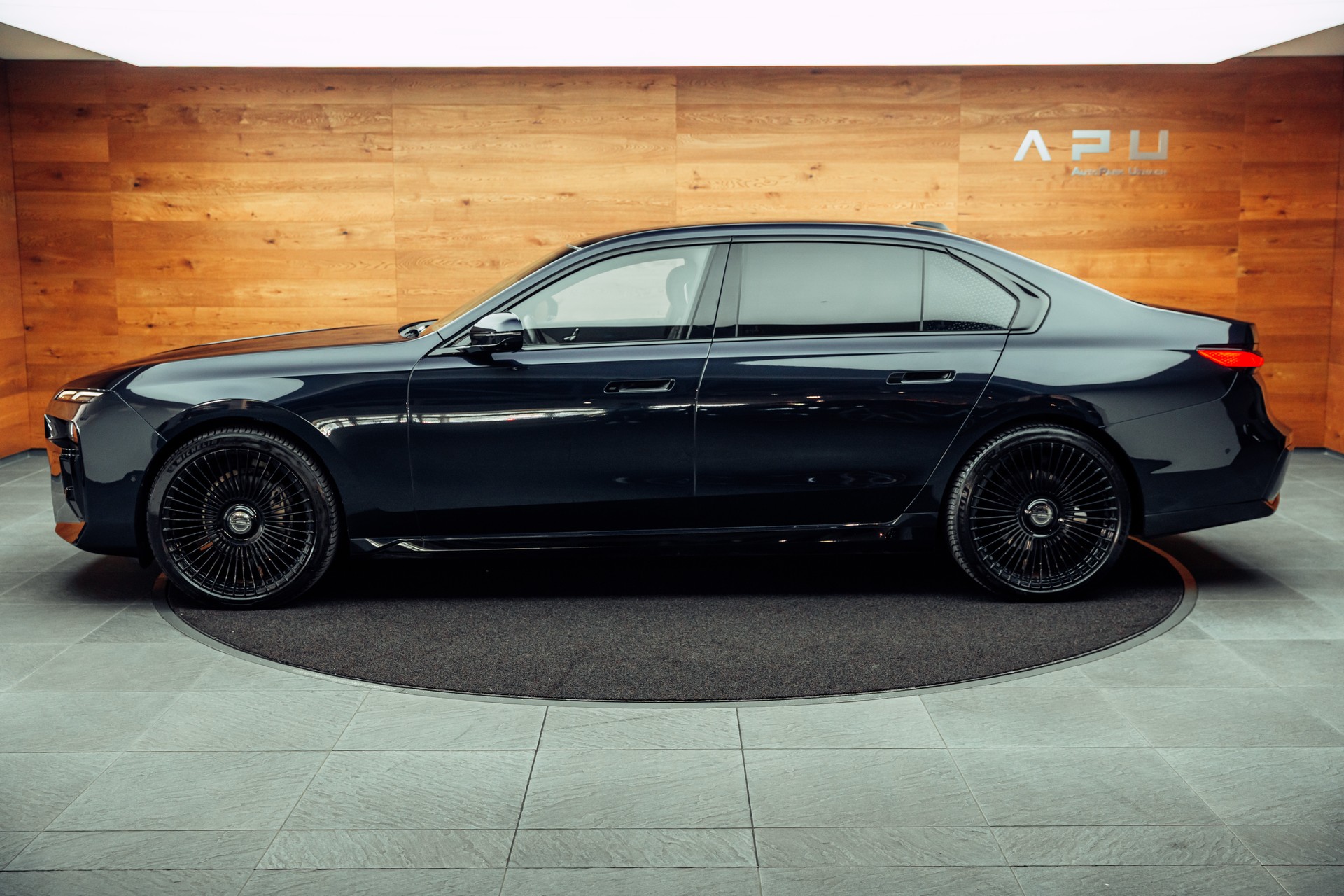 BMW 740d xDrive 48V M Sport Steptronic-image-10