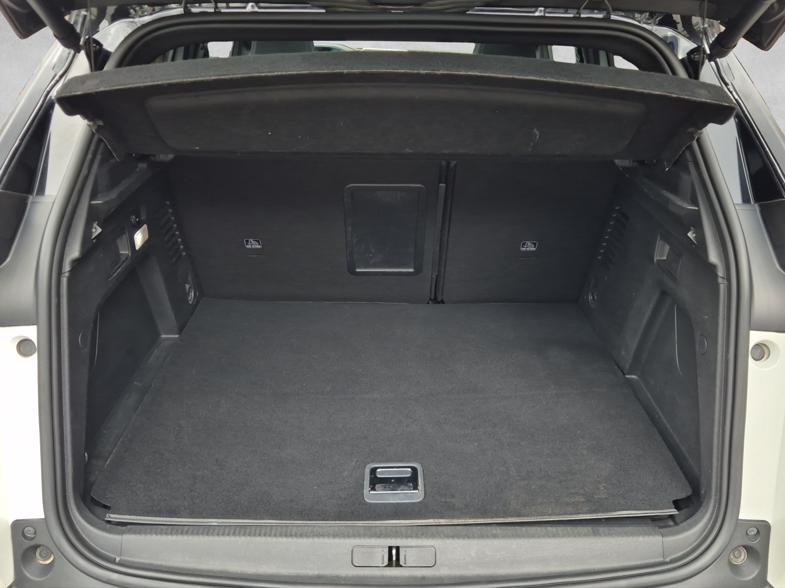 PEUGEOT 3008 1.6 Plug-in Hybrid4 GT-image-12