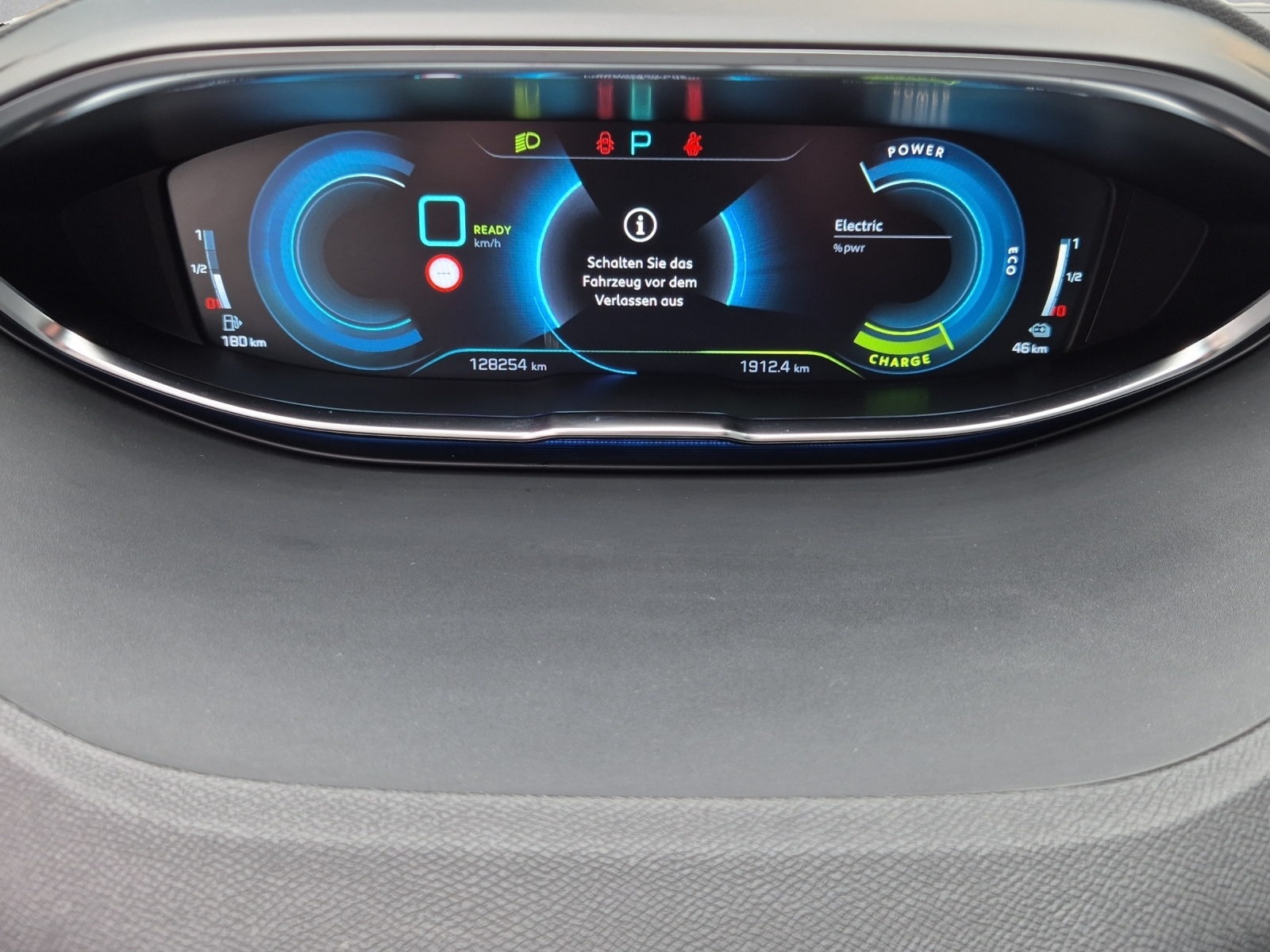 PEUGEOT 3008 1.6 Plug-in Hybrid4 GT-image-8